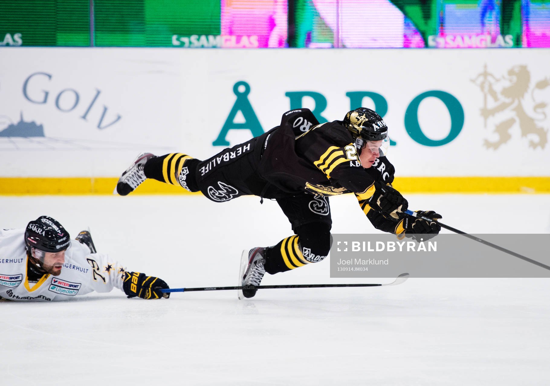 s Johan Lindström fäller AIK:s Mattias Janmark-Nylén