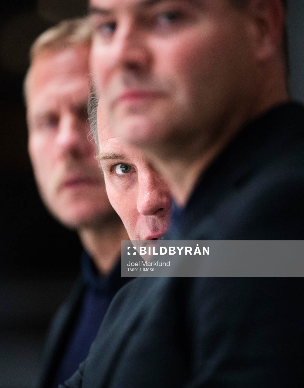 s tränare Rikard Franzén (mitten) flankerad av