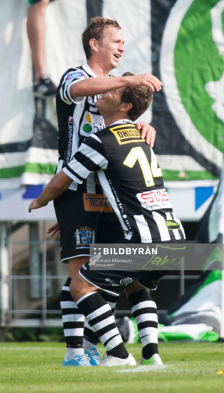 3-målsskytten Fredrik Olsson, Landskrona, grattas av