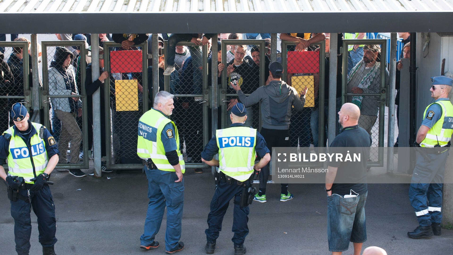 Besvikna Hammarby-supportrar blockerade utgången och ville
