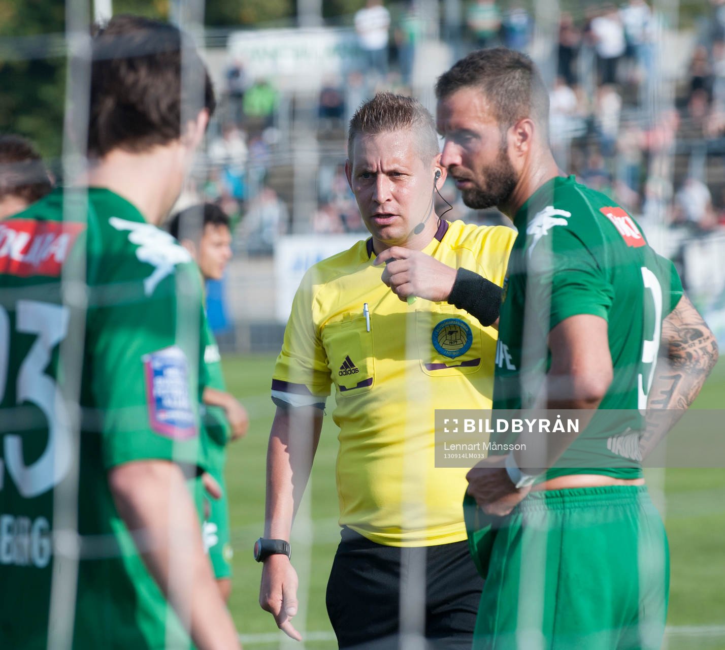 Magnus Ahlsén, domare, i matchen i superettan mellan