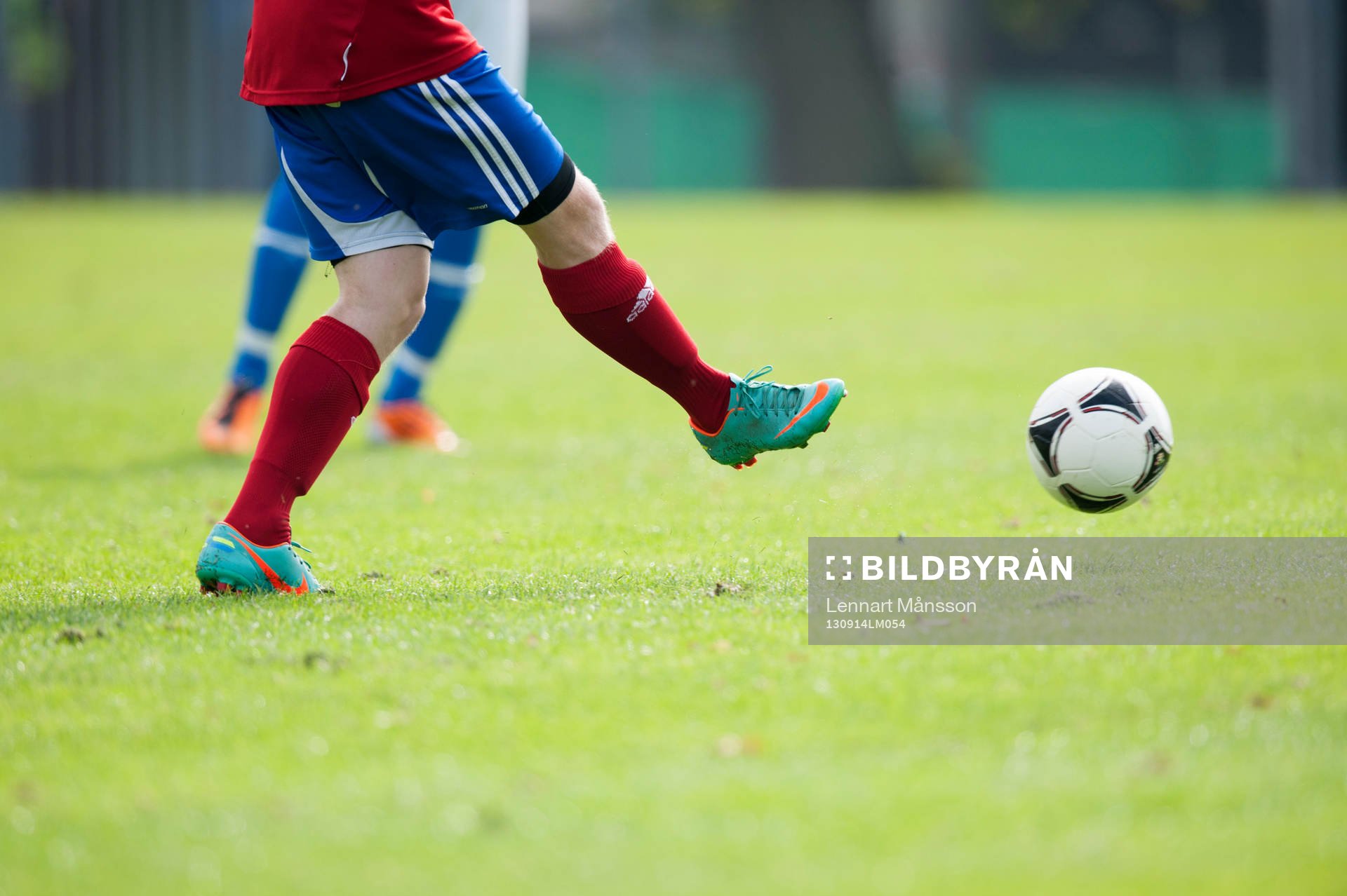 Småklubbsfotboll, idyllisk idrottsplats, fotbollsskor