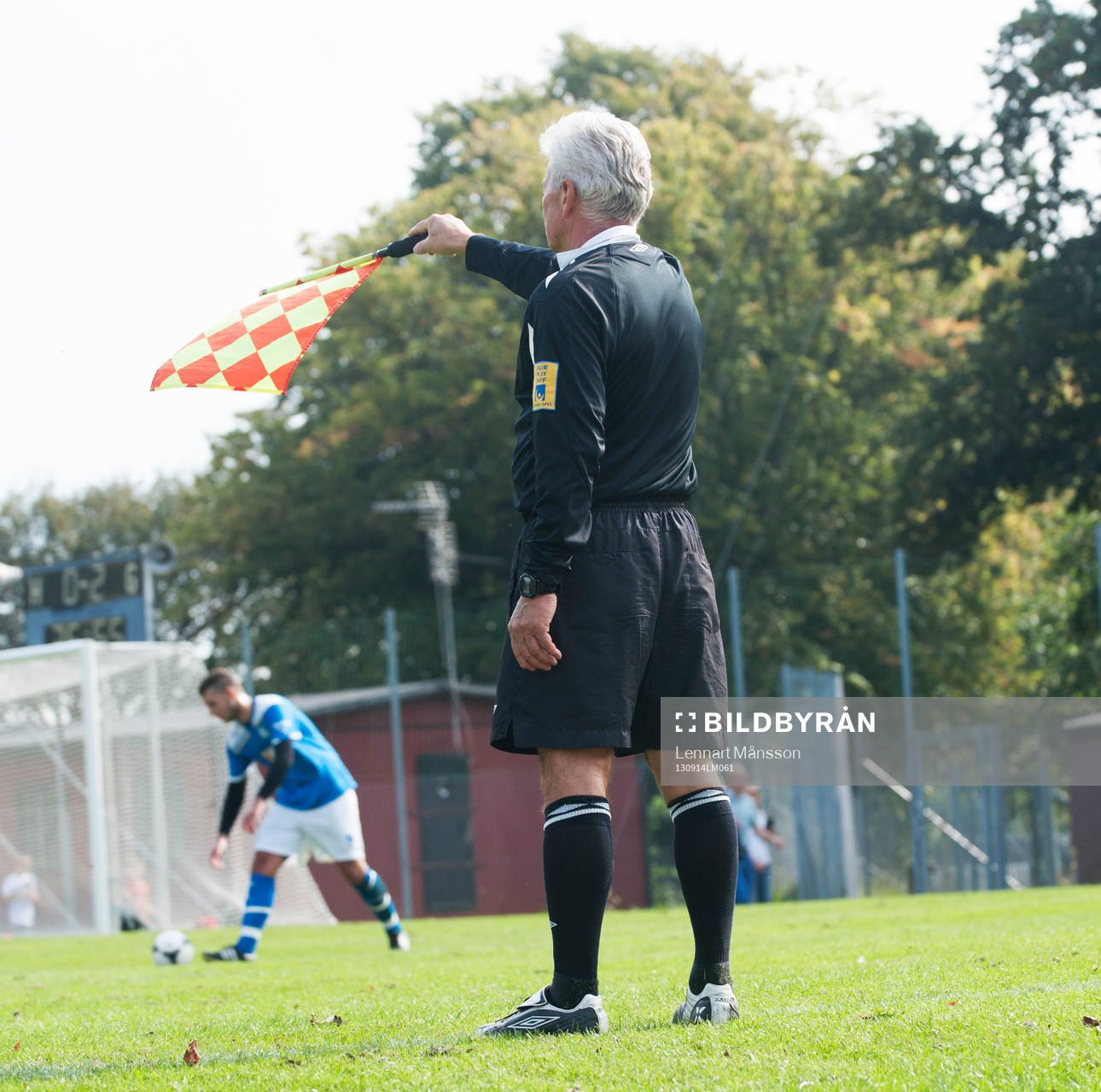 Småklubbsfotboll, assisterande domare flaggar för offside