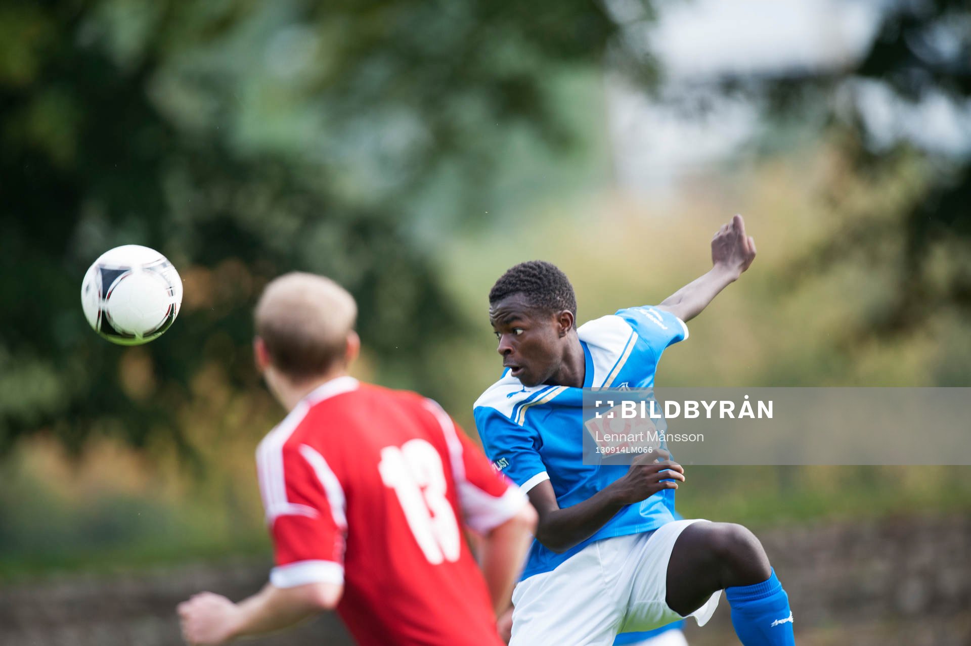 Småklubbsfotboll, idyllisk idrottsplats, nickduell