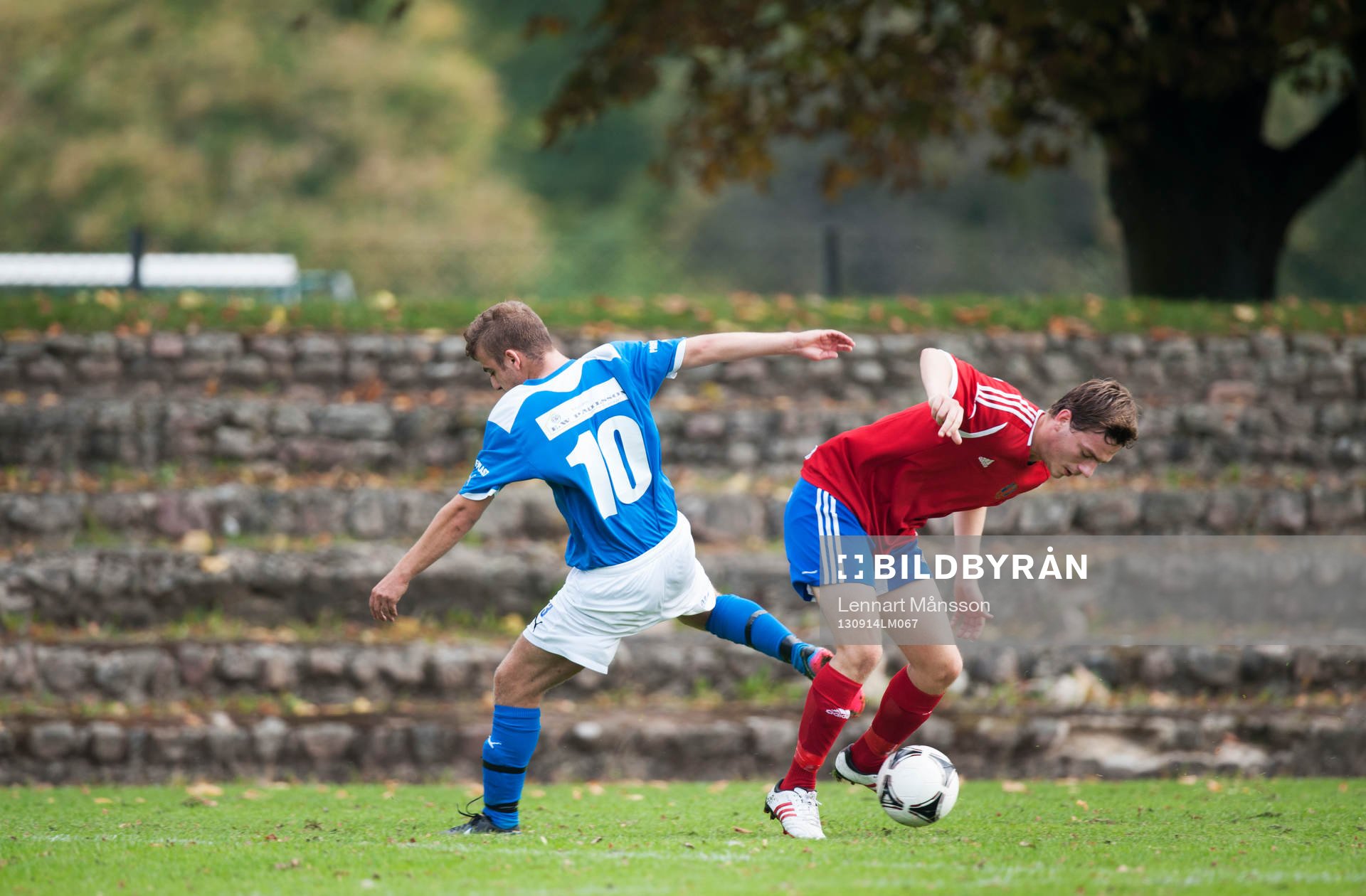 Småklubbsfotboll, idyllisk idrottsplats, naturlig läktare