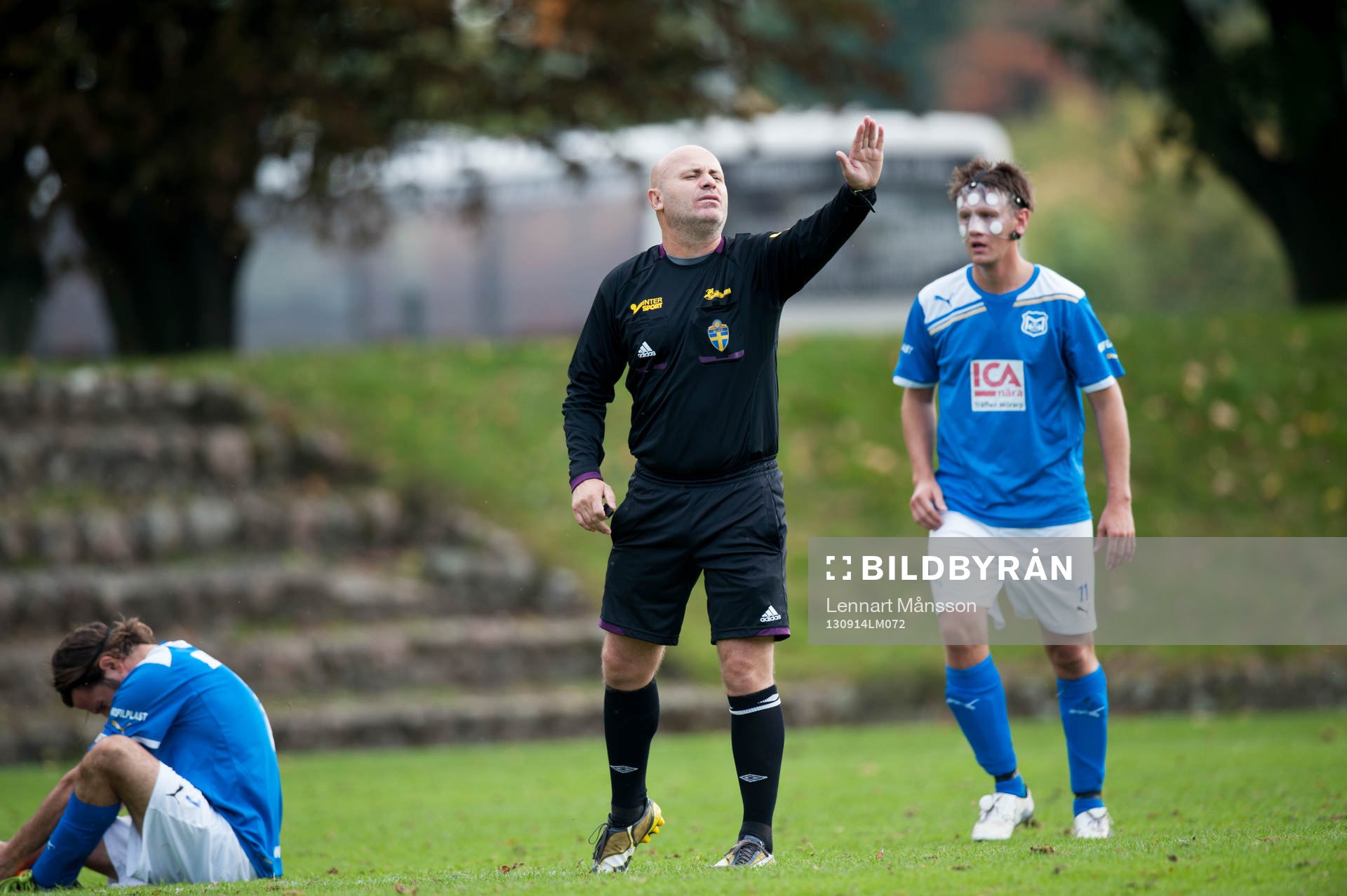 Småklubbsfotboll, idyllisk idrottsplats, domare