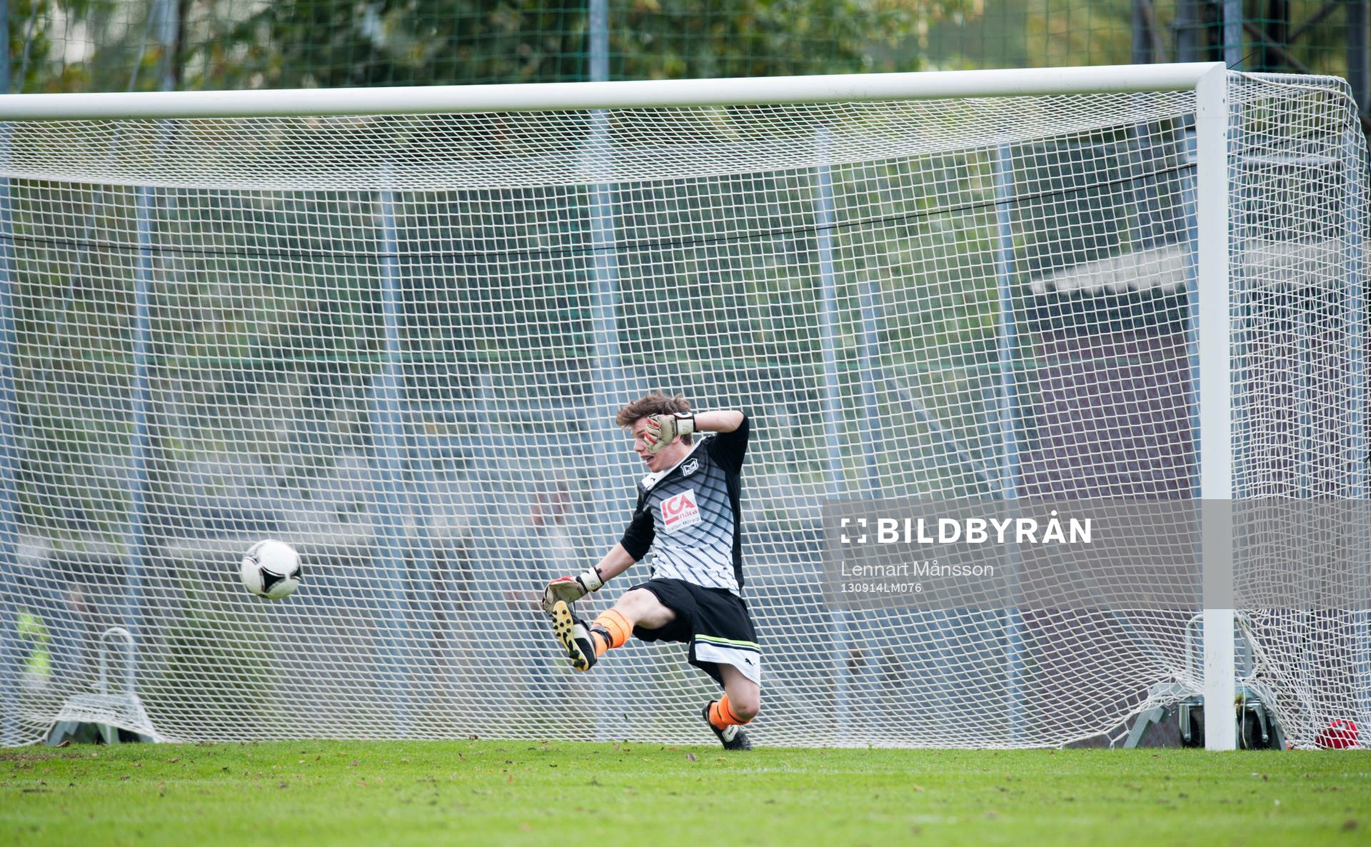 Småklubbsfotboll, idyllisk idrottsplats, målvakt,
