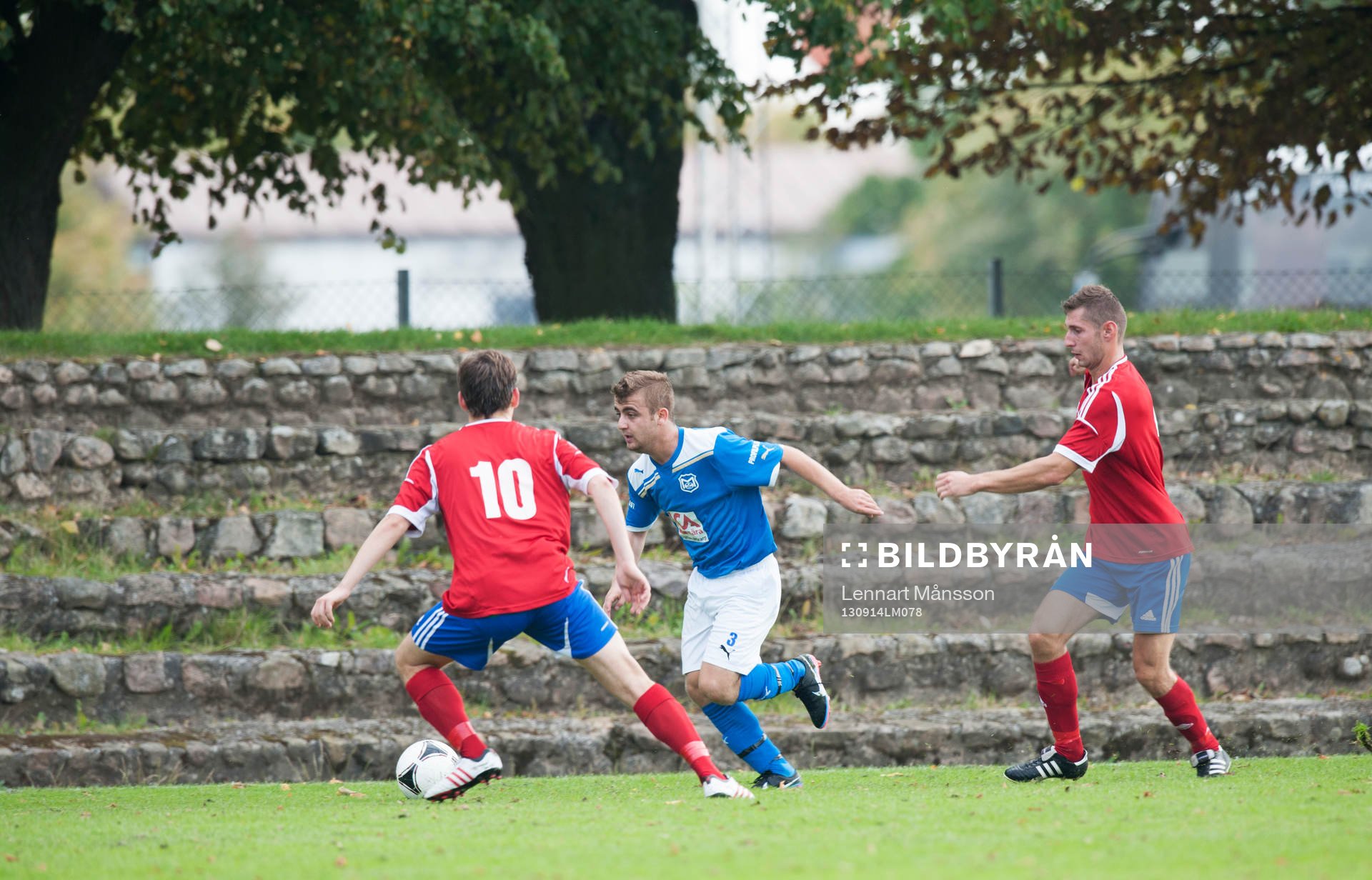 Småklubbsfotboll, idyllisk idrottsplats, naturlig läktare