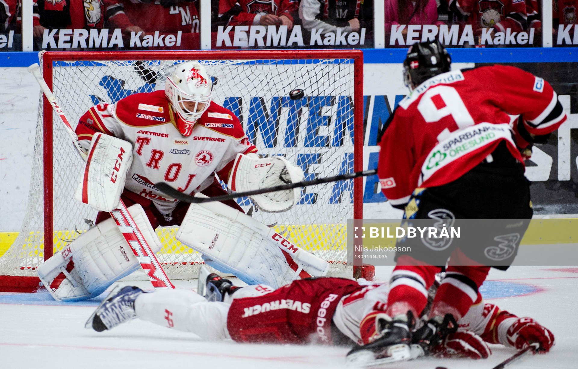 Malmö Redhawks Fredrik Storm skjuter ett skott som går