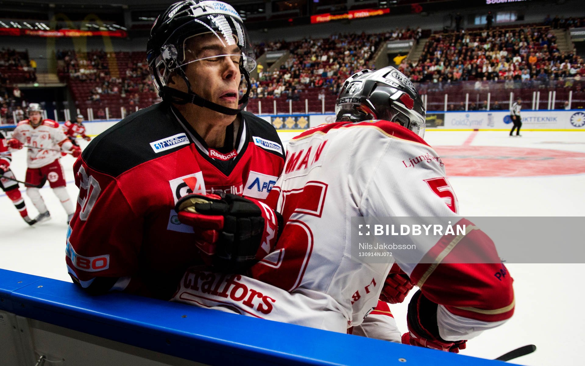 Malmö Redhawks Henrik Hetta får en tackling av Troja