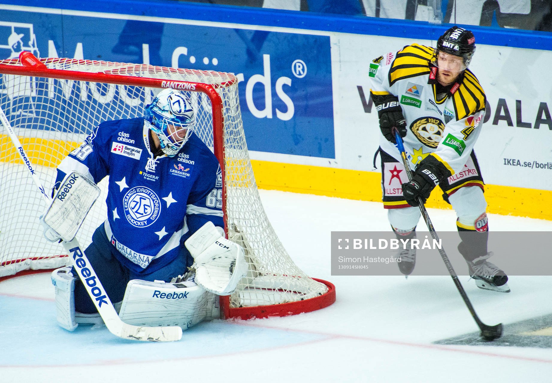 Leksands Oscar Alsenfelt, målvakt håller koll på när