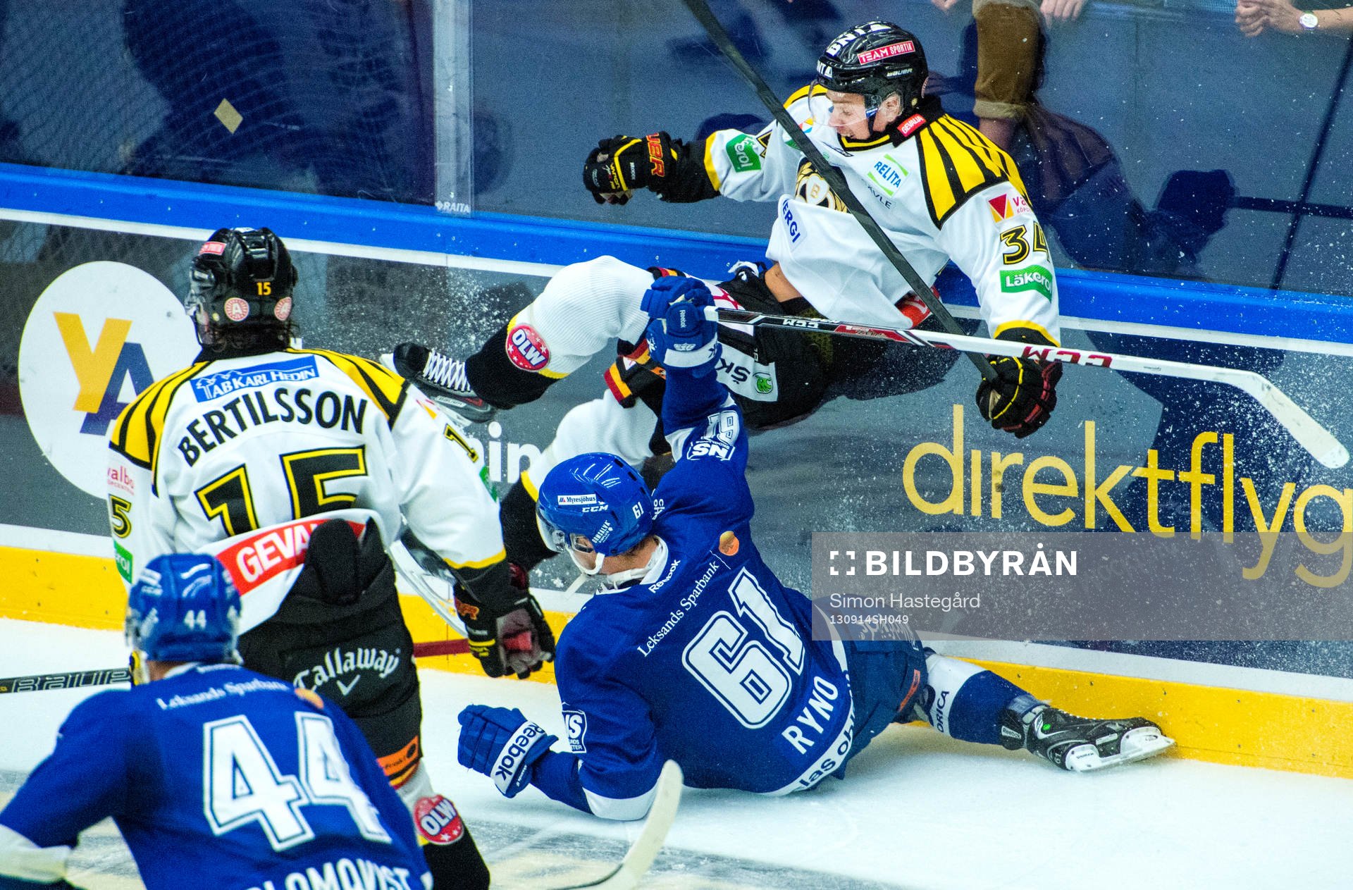 Brynäs Daniel Brodin får en tackling utav Leksands Johan
