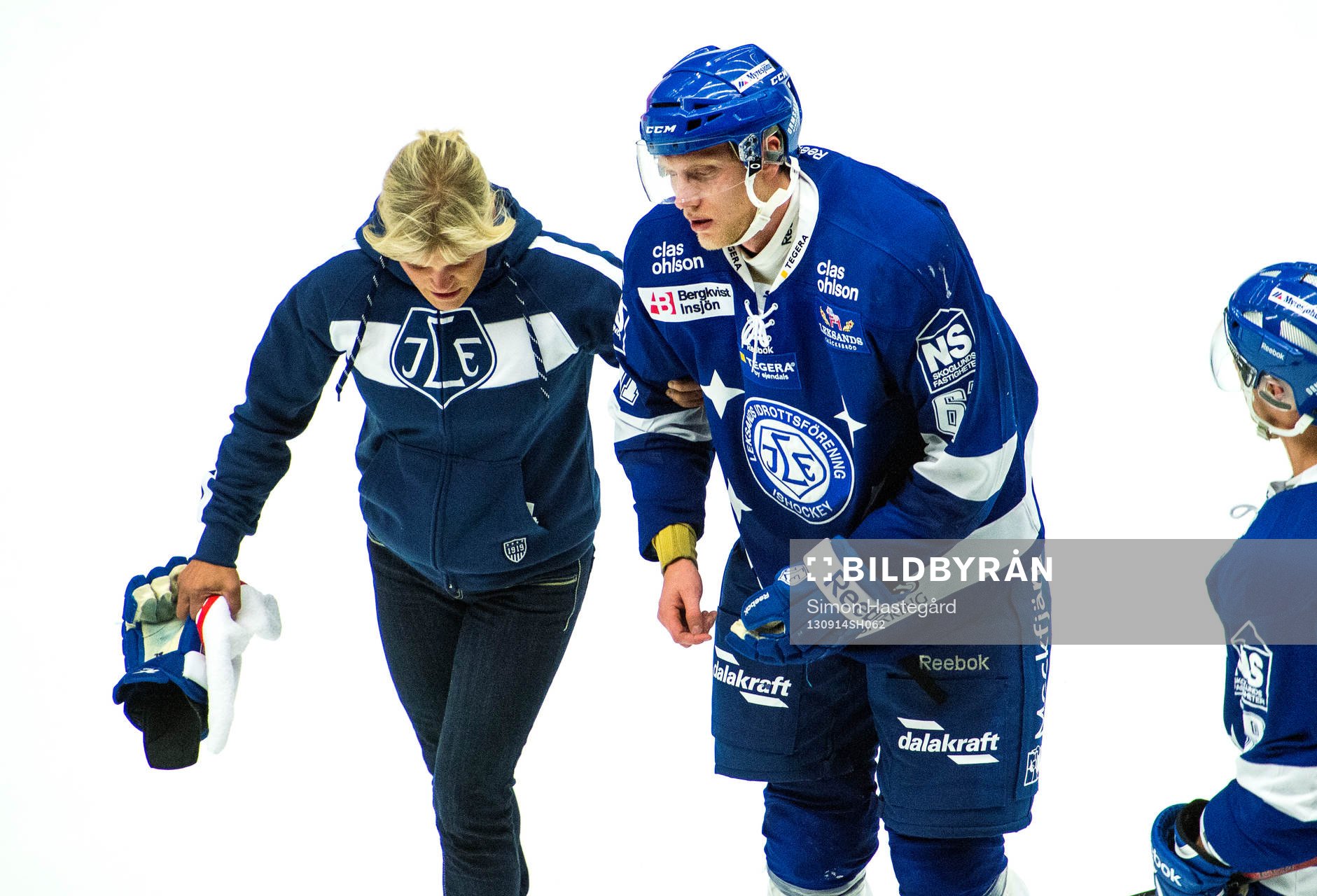 Leksands Johan Ryno får hjälp av isen