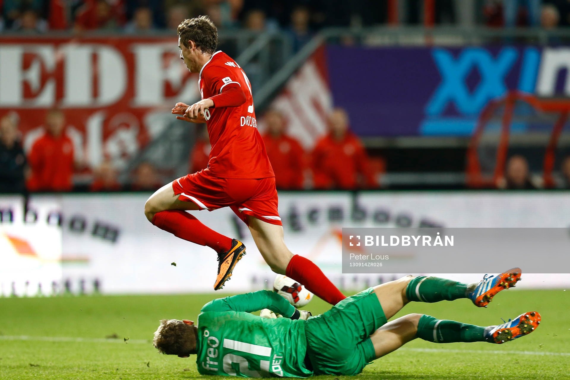 ENSCHEDE - FC Twente - PSV 2-2 , Voetbal Ere Divisie , seizoen 2013-2014 , 14-09-2013 , stadion Grolsch Veste , FC Twente speler Luka Djordjevic (l) stuit in de laatste minuut op PSV Eindhoven keeper Jeroen Zoet (r).