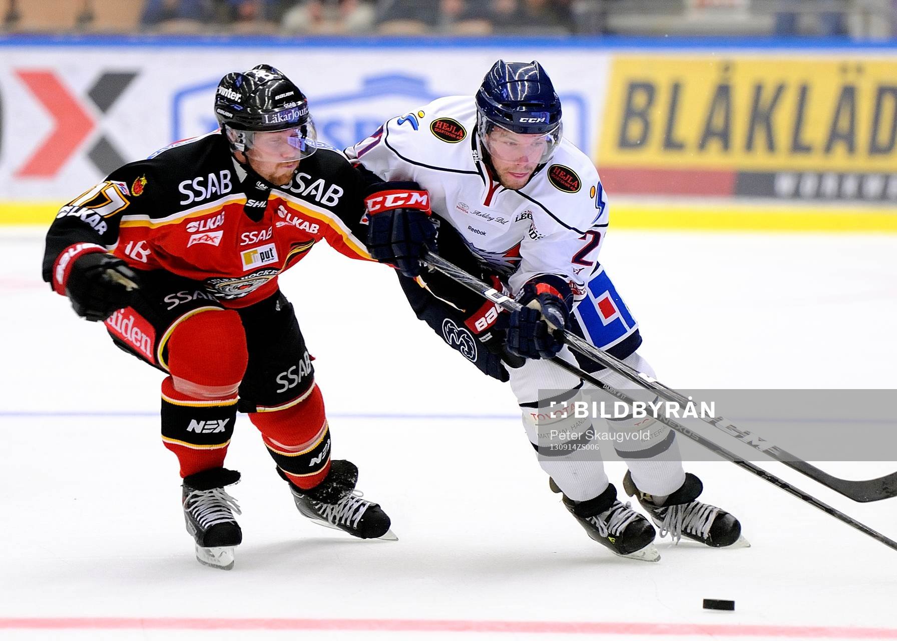 Luleås Linus Persson(v) försöker vinna puck av
