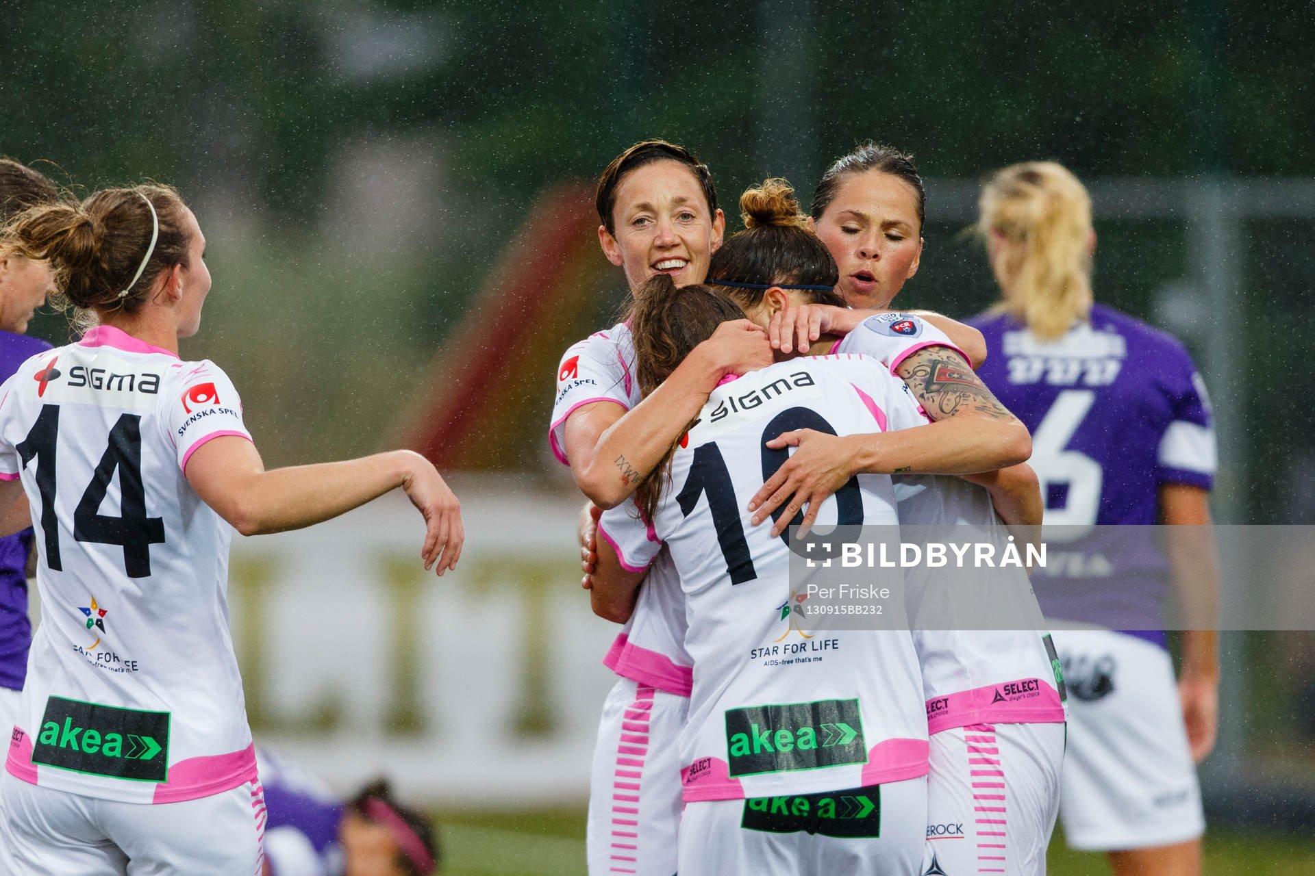 LdB Malmös Therese Sjögran, Ramona Bachmann och Sara Björk Gunnarsdottir gratulerar Anja Mittag efter 0-1 målet under fotbollsmatchen i damallsvenskan mellan Jitex och LdB Malmö den 15 september 2013 i Göteborg.