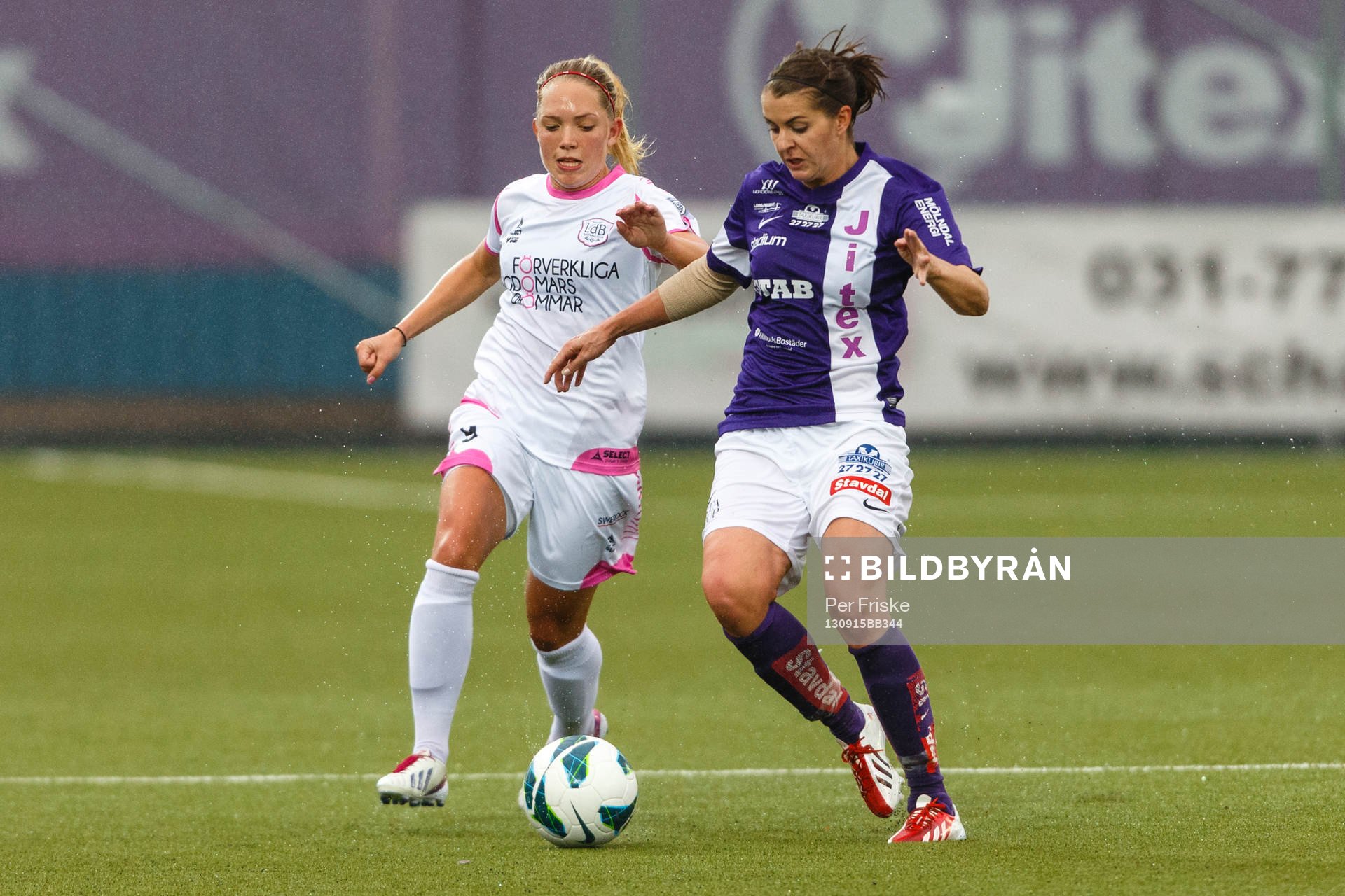 LdB Malmös Elin Rubensson och Jitex Rebecca Johnson under fotbollsmatchen i damallsvenskan mellan Jitex och LdB Malmö den 15 september 2013 i Göteborg.