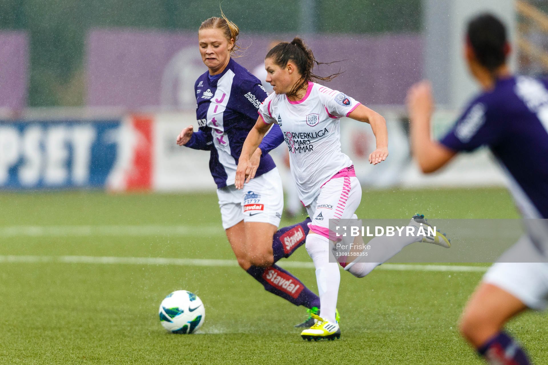 Jitex Fridolina Rolfö och LdB Malmös Ramona Bachmann i kamp om bollen under fotbollsmatchen i damallsvenskan mellan Jitex och LdB Malmö den 15 september 2013 i Göteborg.