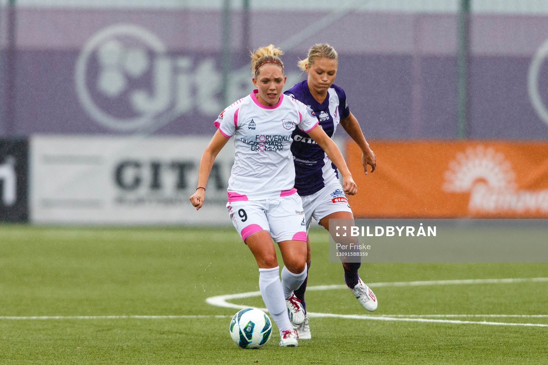 LdB Malmös Elin Rubensson med bollen framför Jitex Mimmi Löfwenius under fotbollsmatchen i damallsvenskan mellan Jitex och LdB Malmö den 15 september 2013 i Göteborg.