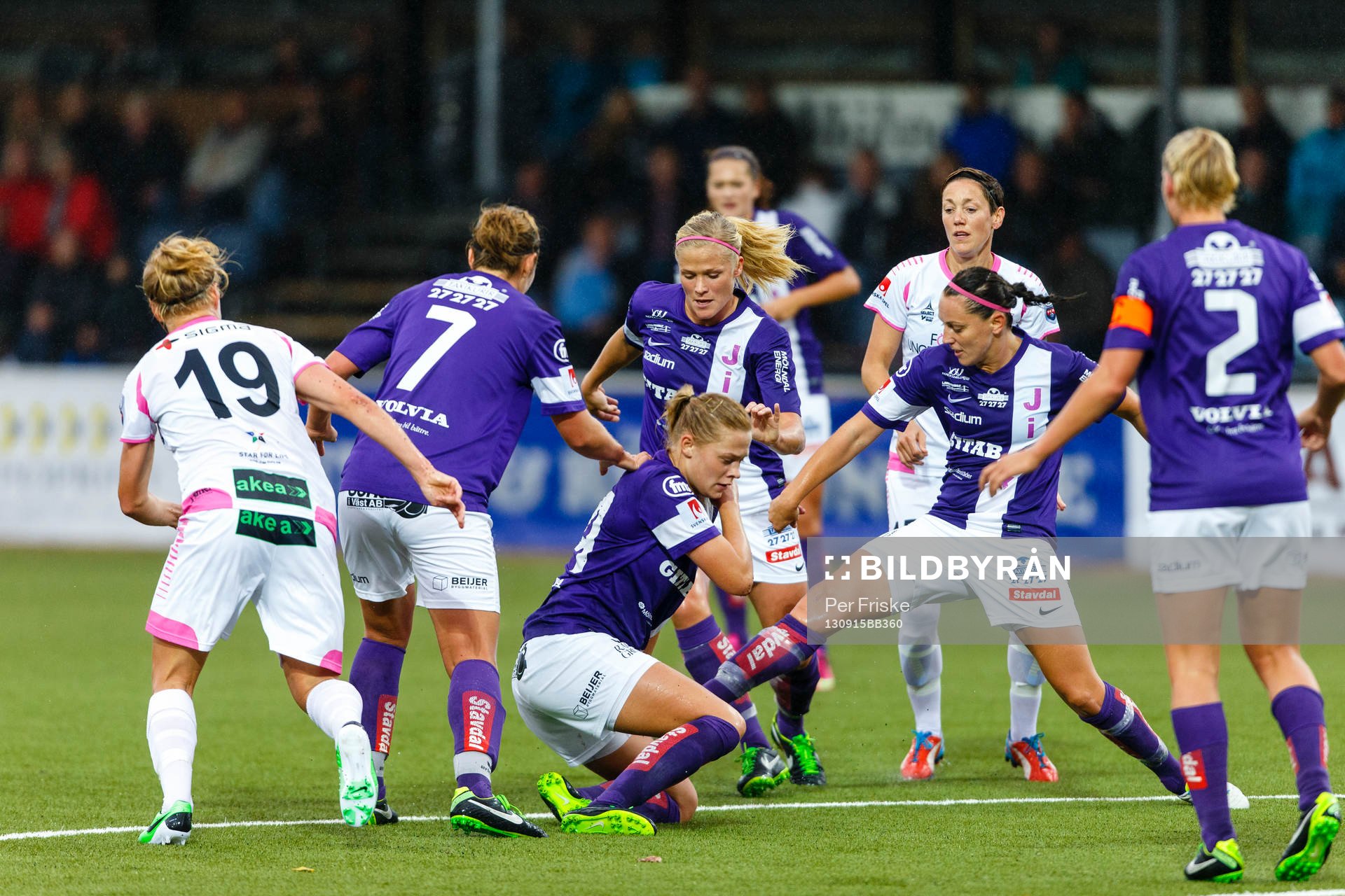 Kamp om bollen i Jitex straffområde, från vänster LdB Malmös Katrin Schmidt, Jitex Elin Sandgren, Fridolina Rolfö, Kathlene Fernström, Rebecca Johnson och LdB Malmös Therese Sjögran under fotbollsmatchen i damallsvenskan mellan Jitex och LdB Malmö den 15 september 2013 i Göteborg.