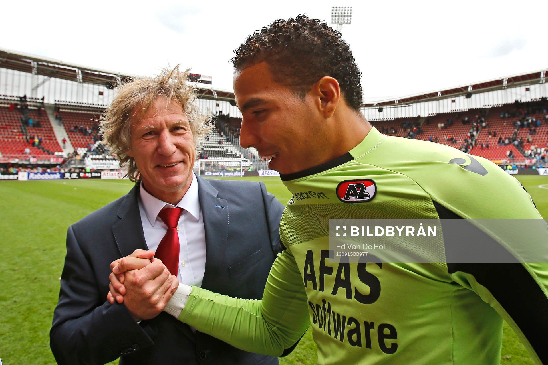 Alkmaar, 15-09-2013, eredivisie, AZ - Go Ahead Eagles, AFAS Stadion, 3-0, AZ trainer Gertjan Verbeek (l) feliciteert AZ keeper Esteban Alvarado Brown (r) na afloop van de wedstrijd.