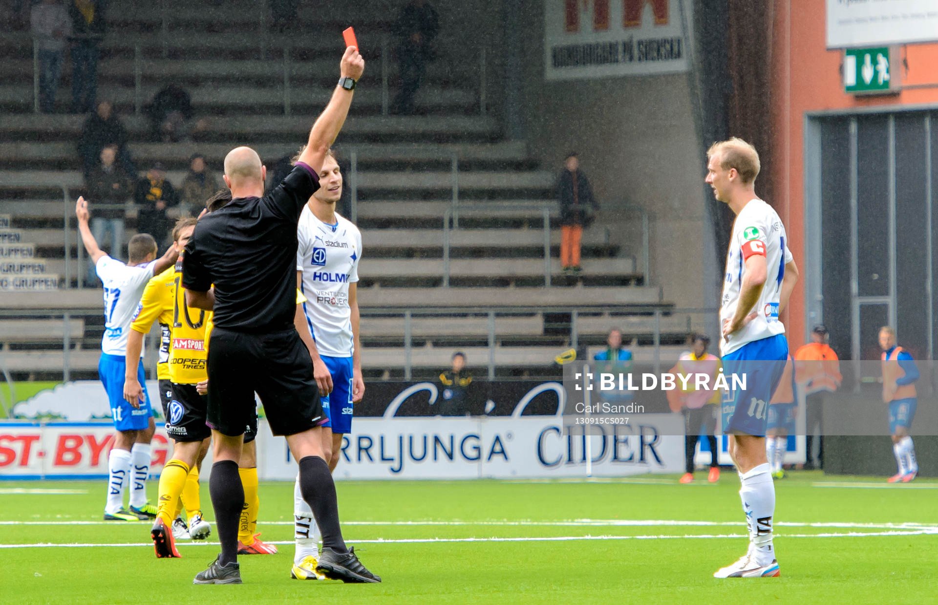 Domare Martin Hansson ger rött kort till Norrköpings