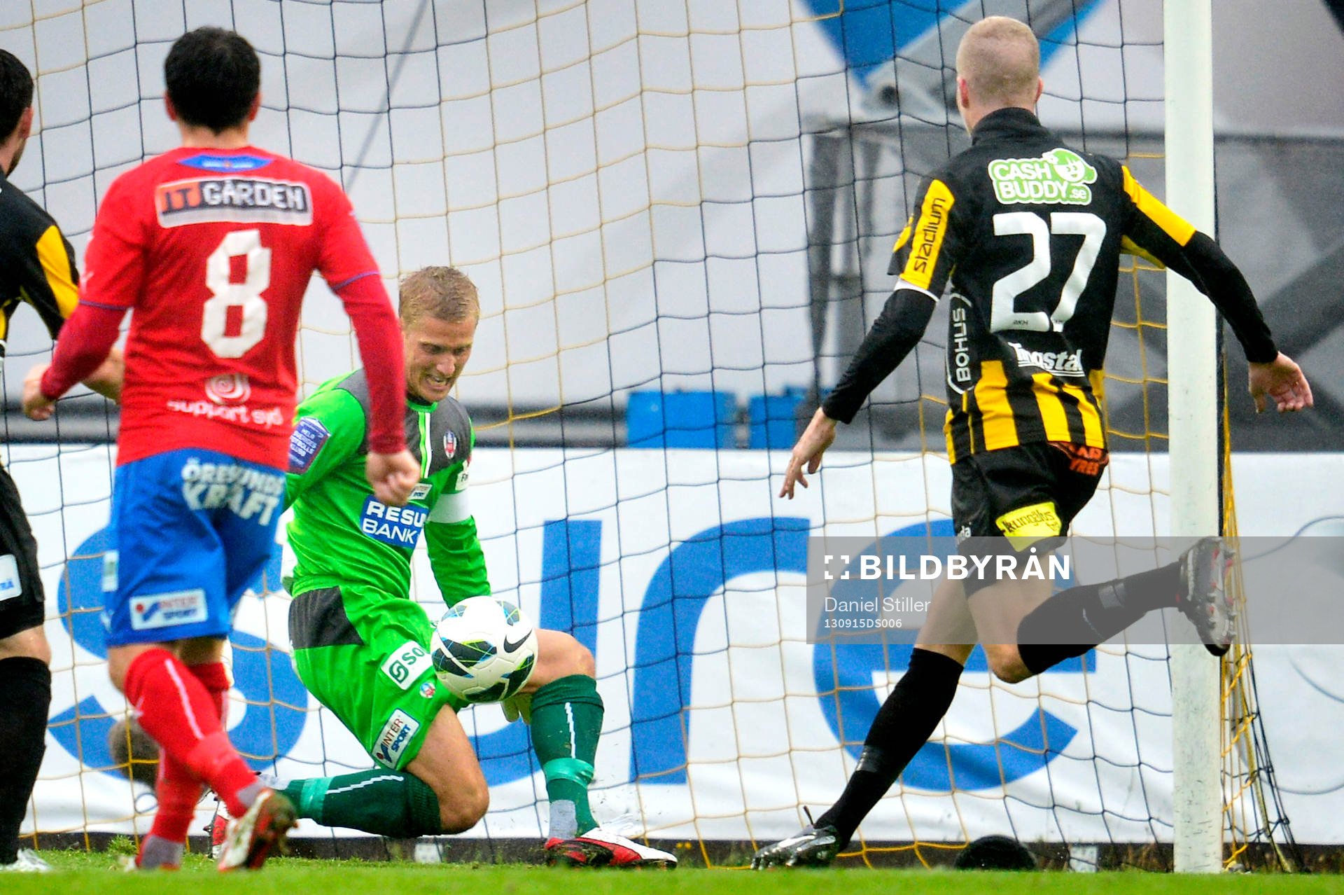 Helsingborgs målvakt Pär Hansson räddar ett skott från