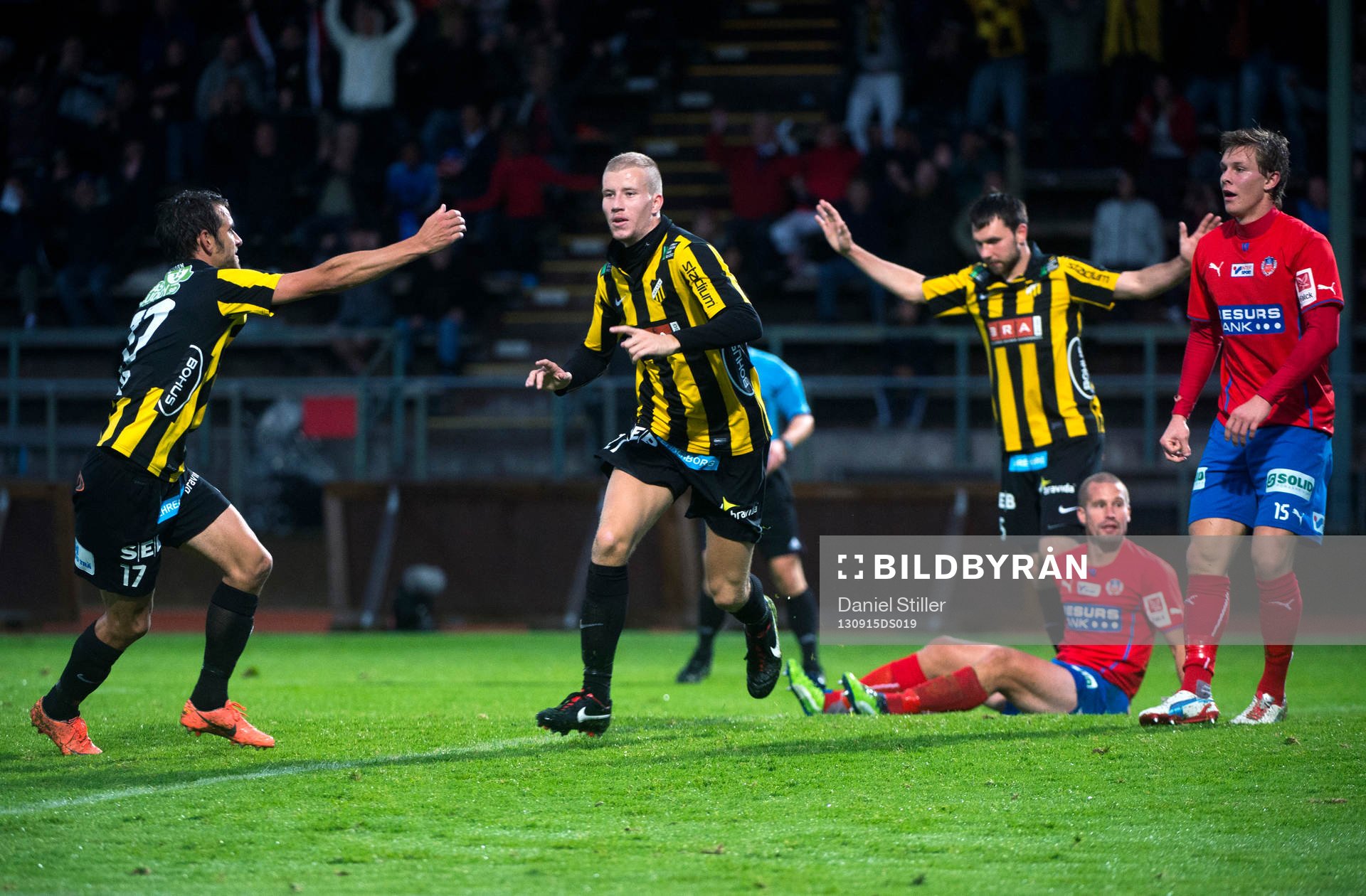 Häckens Björn Anklev och Mikolaj Lebedynski jublar efter att Simon Gustafson (mitten) gjort 2-2 under fotbollsmatchen i Allsvenskan mellan Häcken och Helsingborg 15 augusti 2013 i Göteborg .
