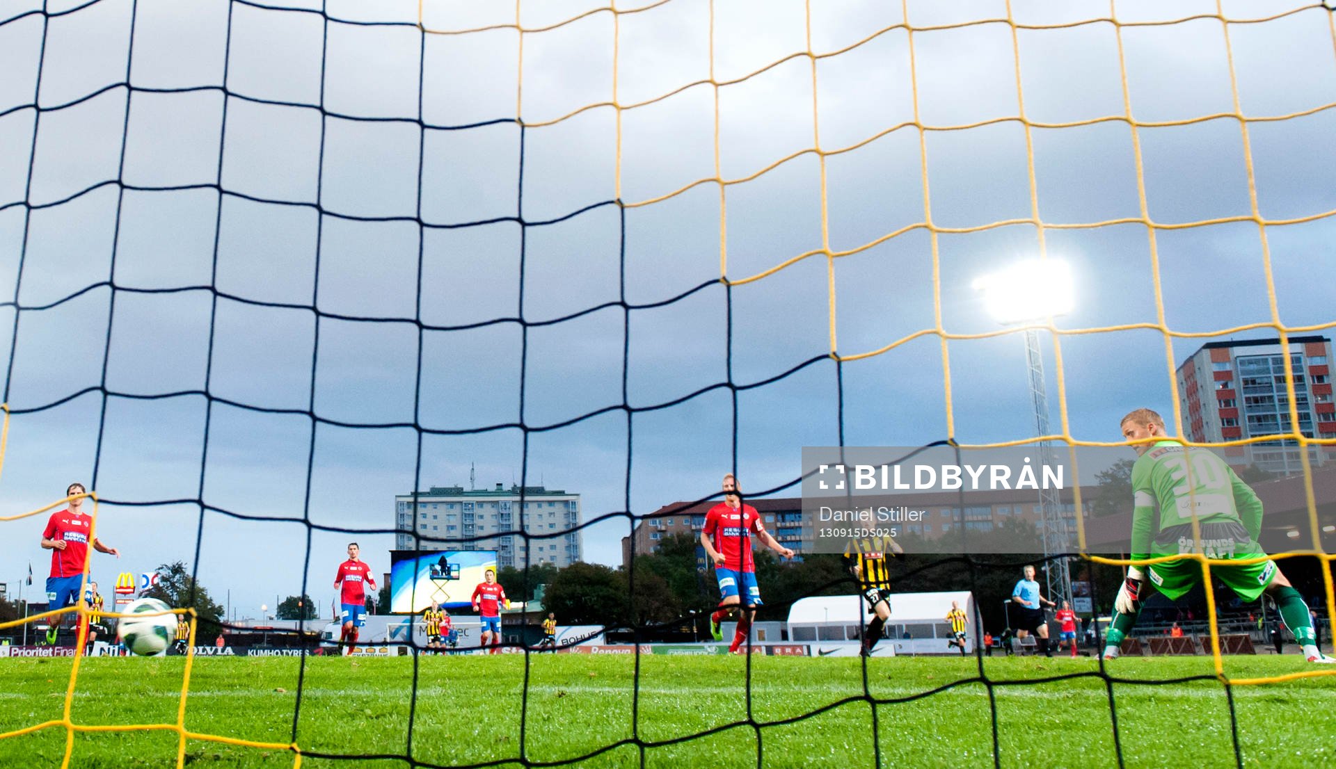 Helsingborgs målvakt Pär Hansson ser 3-2 gå in