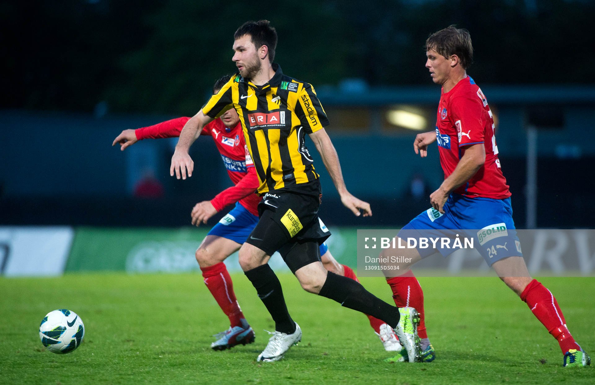Häckens Mikolaj Lebedynski går förbi Erlend Hanstveit