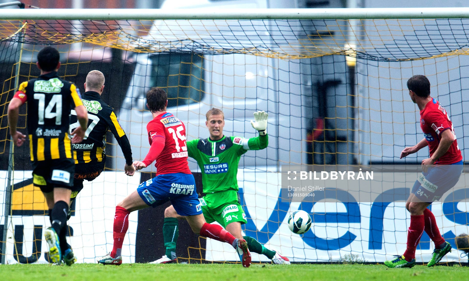 Häckens Simon Gustafson gör 1-0 bakom Helsingborgs