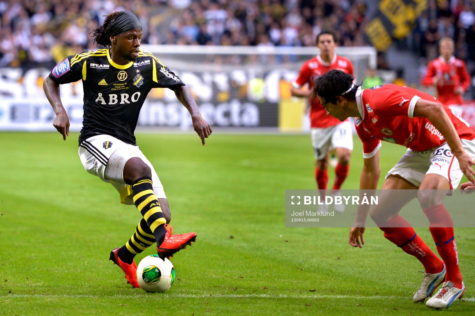 AIKs Martin Kayongo-Mutumba dribblar med bollen