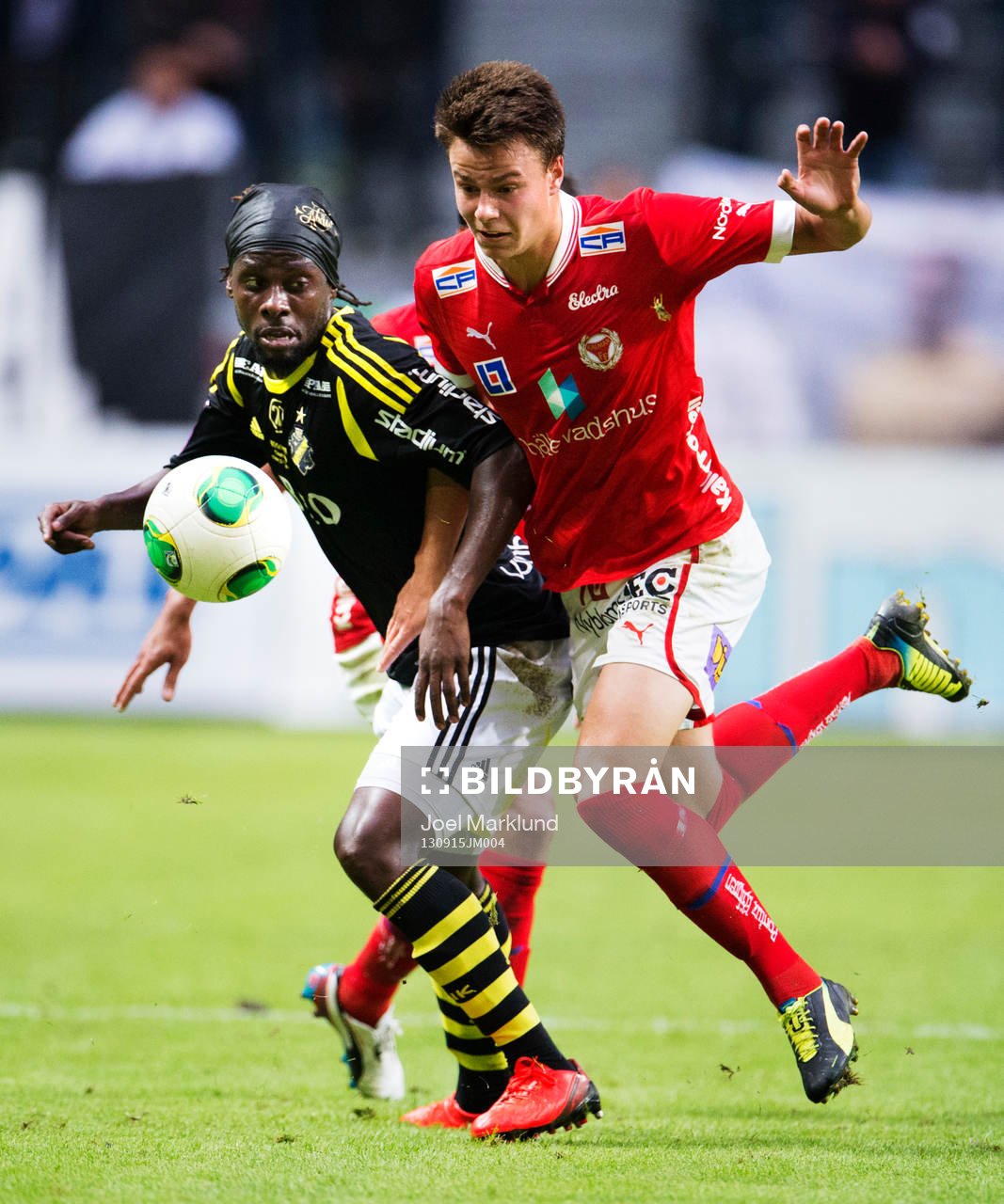 s Martin Kayongo-Mutumba utmanas av Kalmars Melker Hallberg