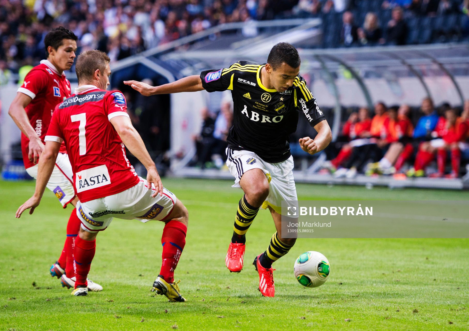 AIK:s Nabil Bahoui tappar kontrollen över bollen under fotbollsmatchen i Allsvenskan mellan AIK och Kalmar den 15 september 2013 i Stockholm.