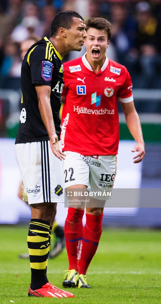 s Nabil Bahoui vädjar till domaren (ej i bild) samtidigt