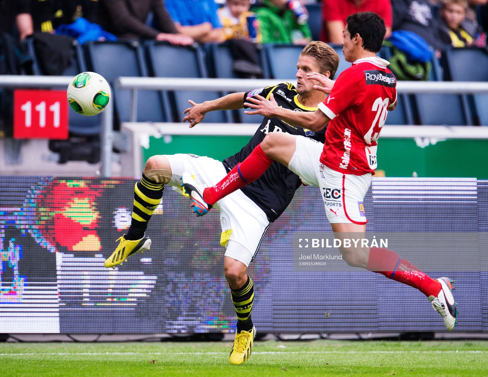 AIK:s Martin Lorentzson utmanas av Kalmars Romario Pereira Sipiao under fotbollsmatchen i Allsvenskan mellan AIK och Kalmar den 15 september 2013 i Stockholm.