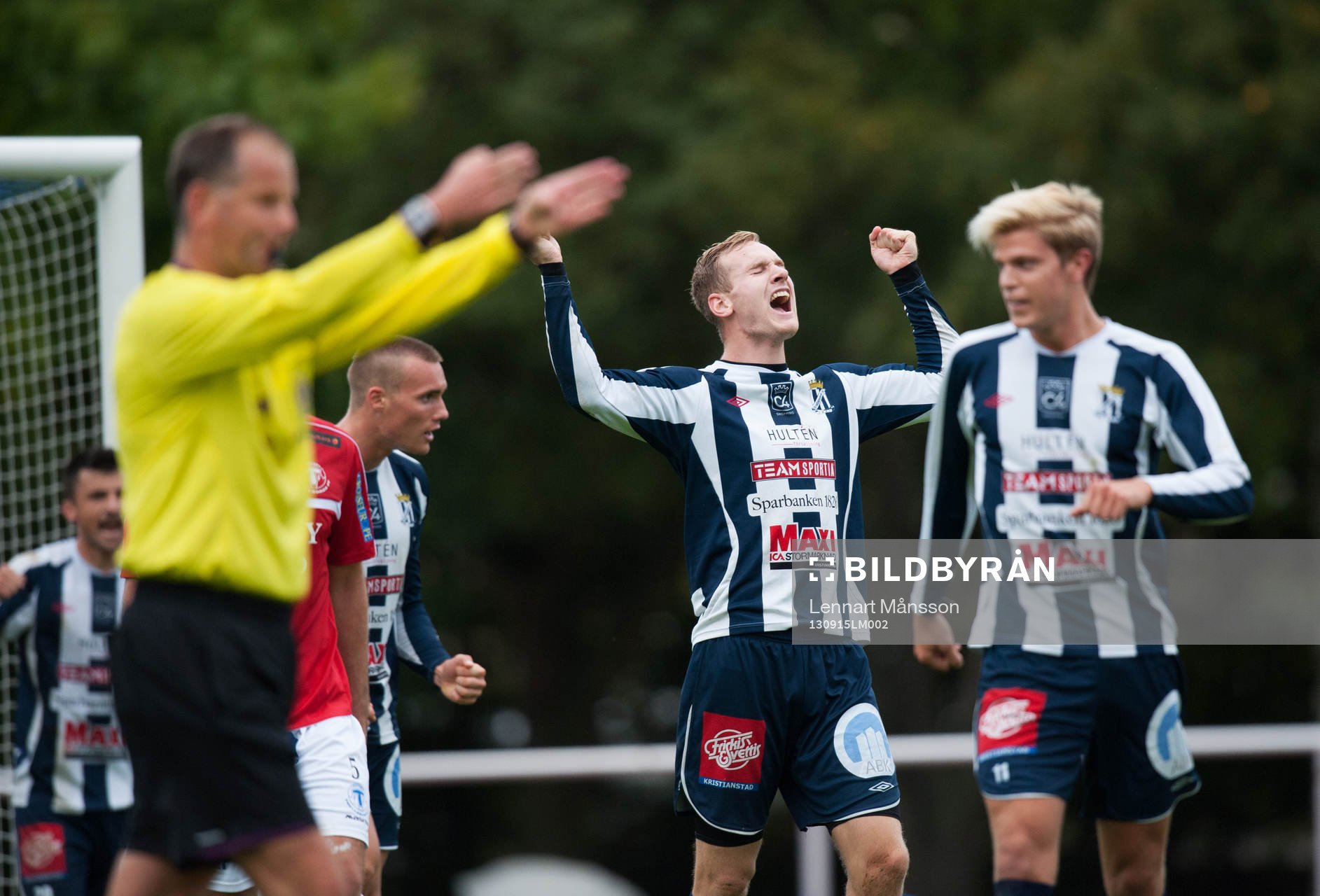Fotboll, division 1, Kristianstad - Trelleborg: 2-målsskytten Anton Henningsson, Kristianstad, jublar över slutsignalen