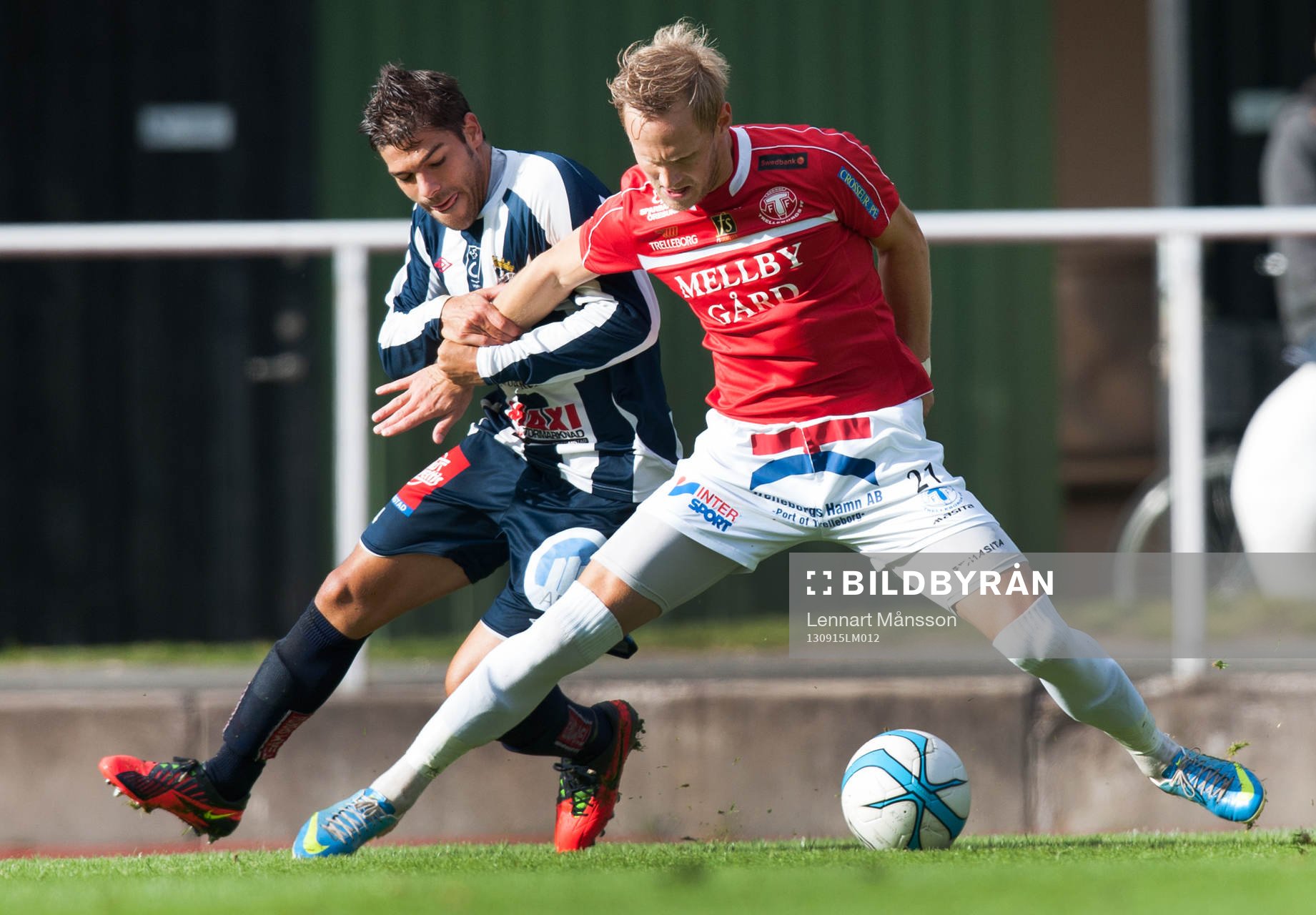 Magnus Andersson, Trelleborg, blir dragen i armen