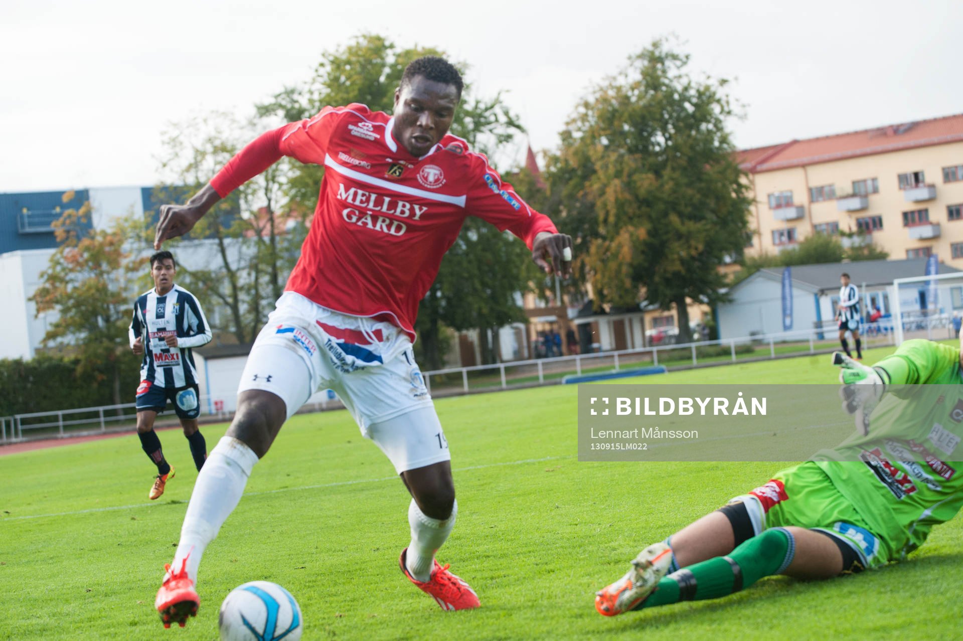Edward Ofere, Trelleborg, fri med Kristianstads målvakt