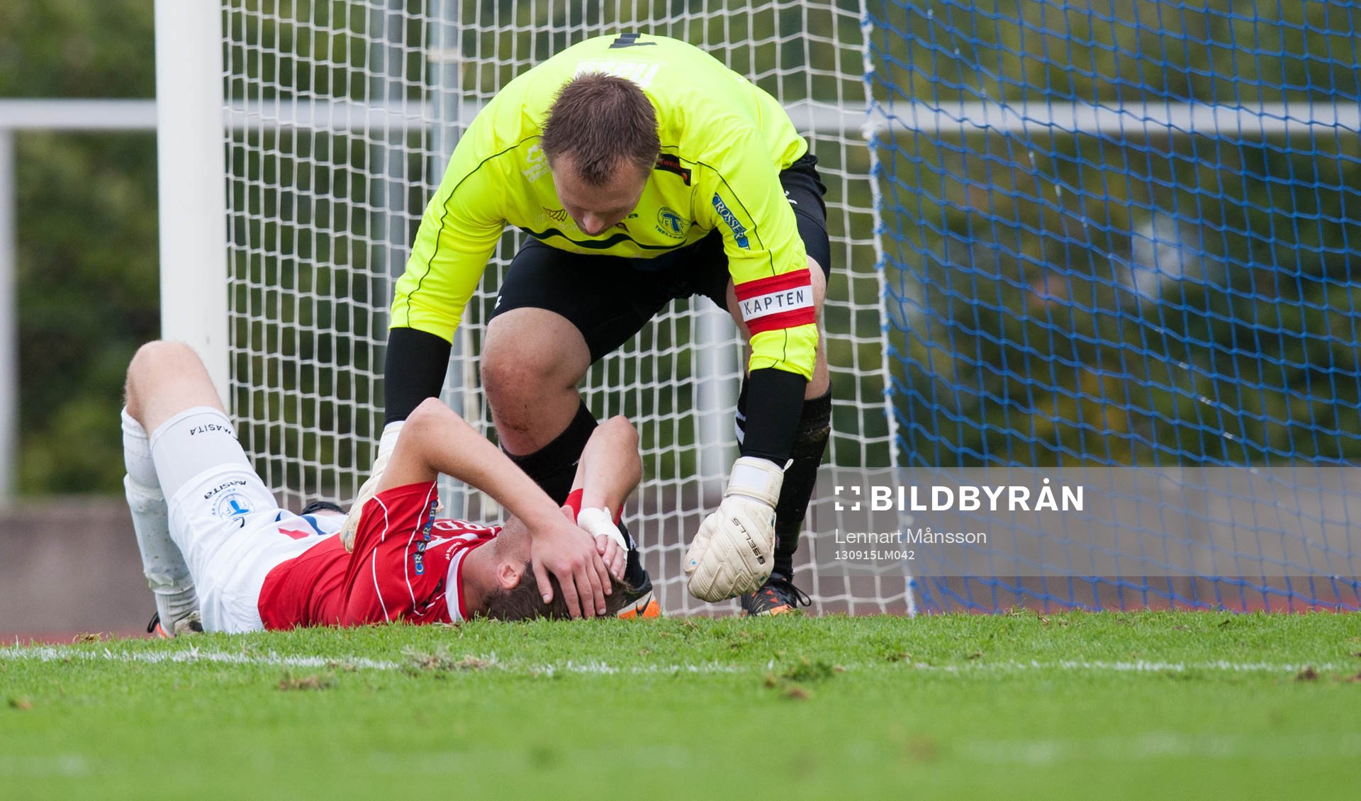 Fredrik Persson, målvakt, Trelleborg, tar hand om en