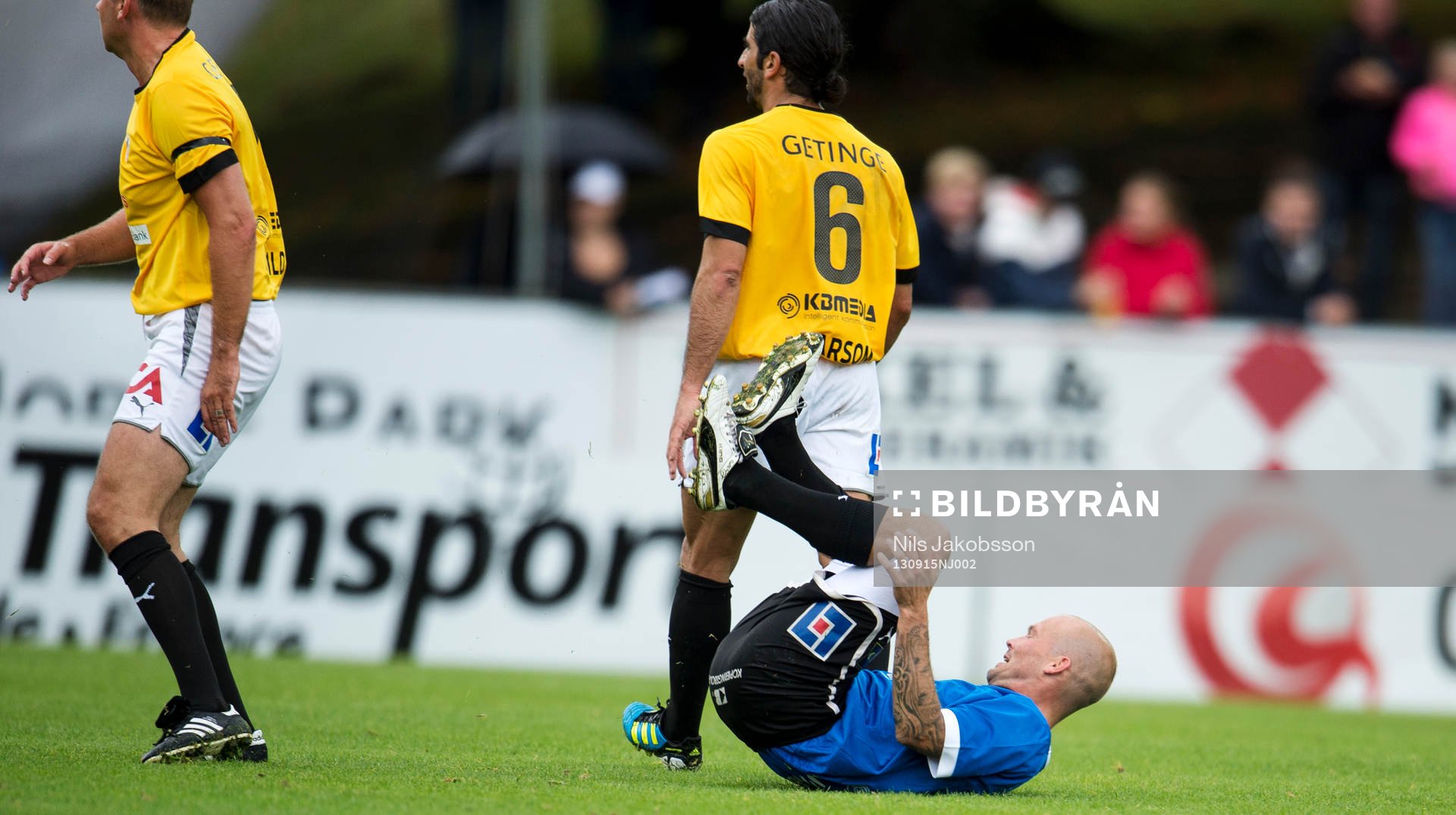 Håkan Mild, till vänster, har precis bjudit Fredrik Ljungberg på en lufttur under uppvisningsmatchen mellan Freddie -97 och All Star Team den 15 september 2013 i Halmstad.