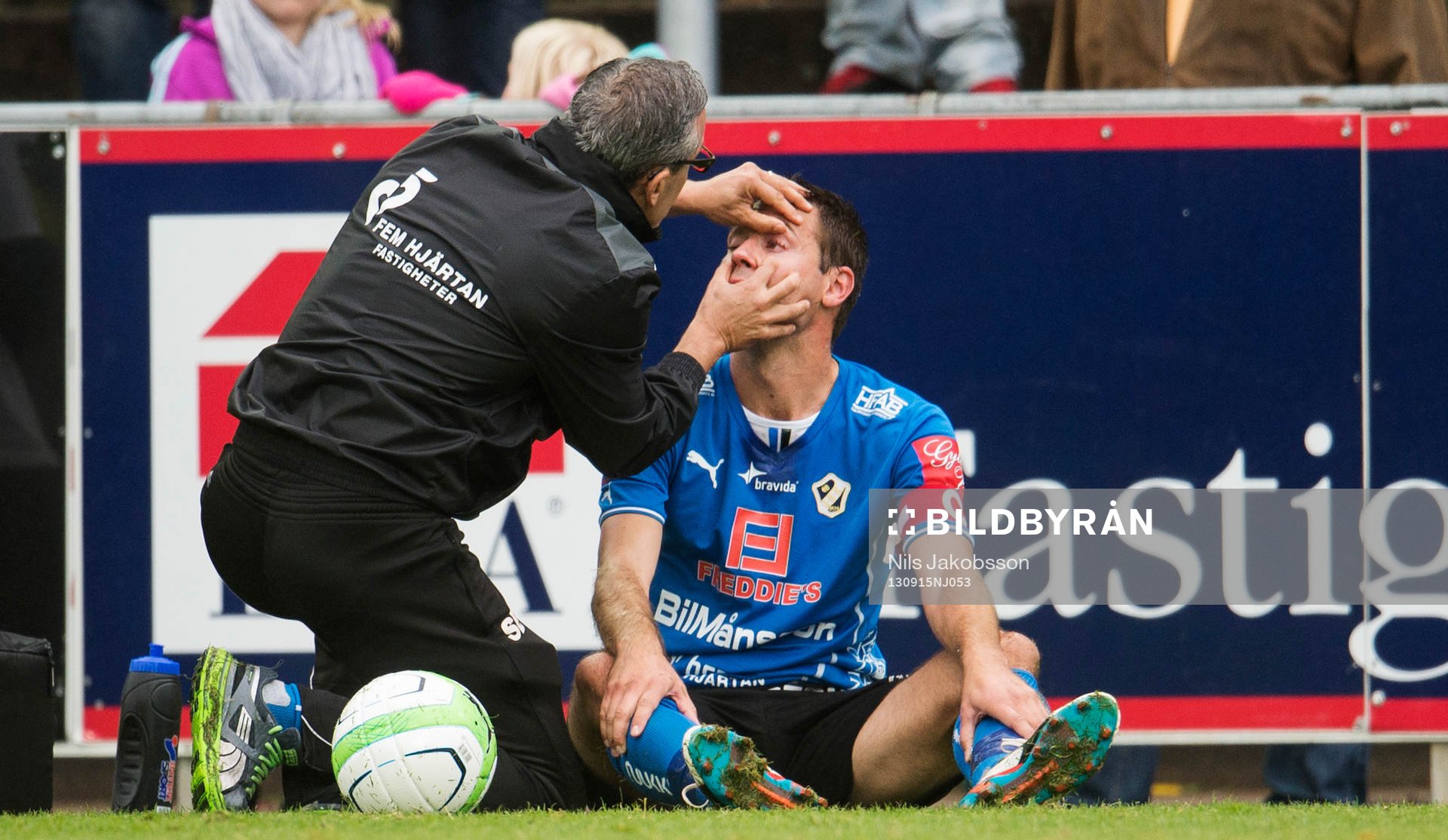 Halmstads Stefan Selakovic får en smäll i ögat och utgår