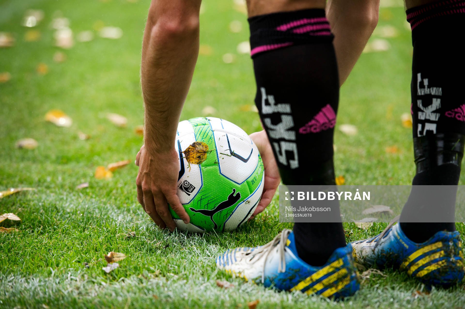 IFK Göteborgs Tobias Hysén lägger upp bollen för hörna