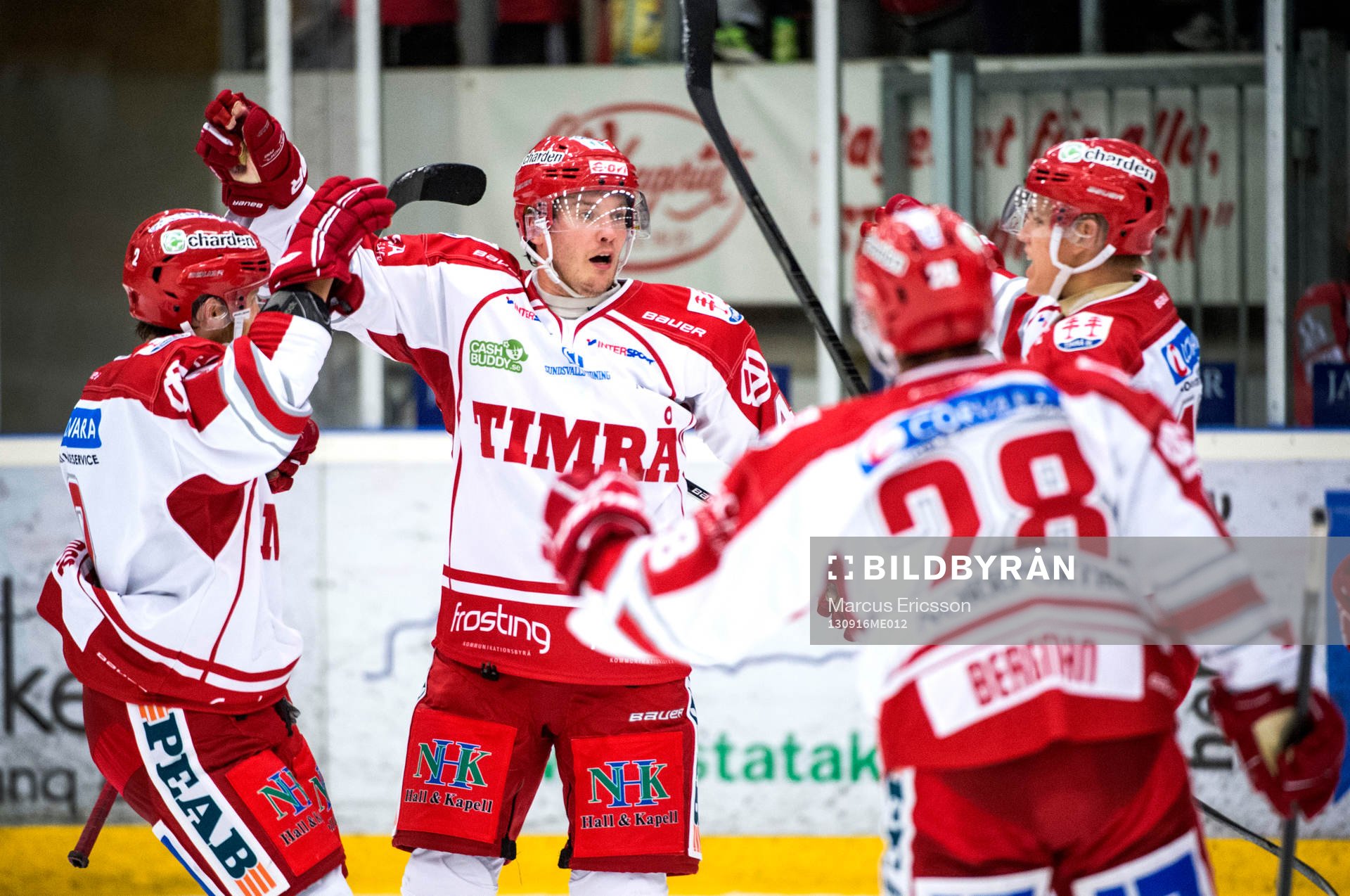 Timrås Oscar Johansson kramas om
