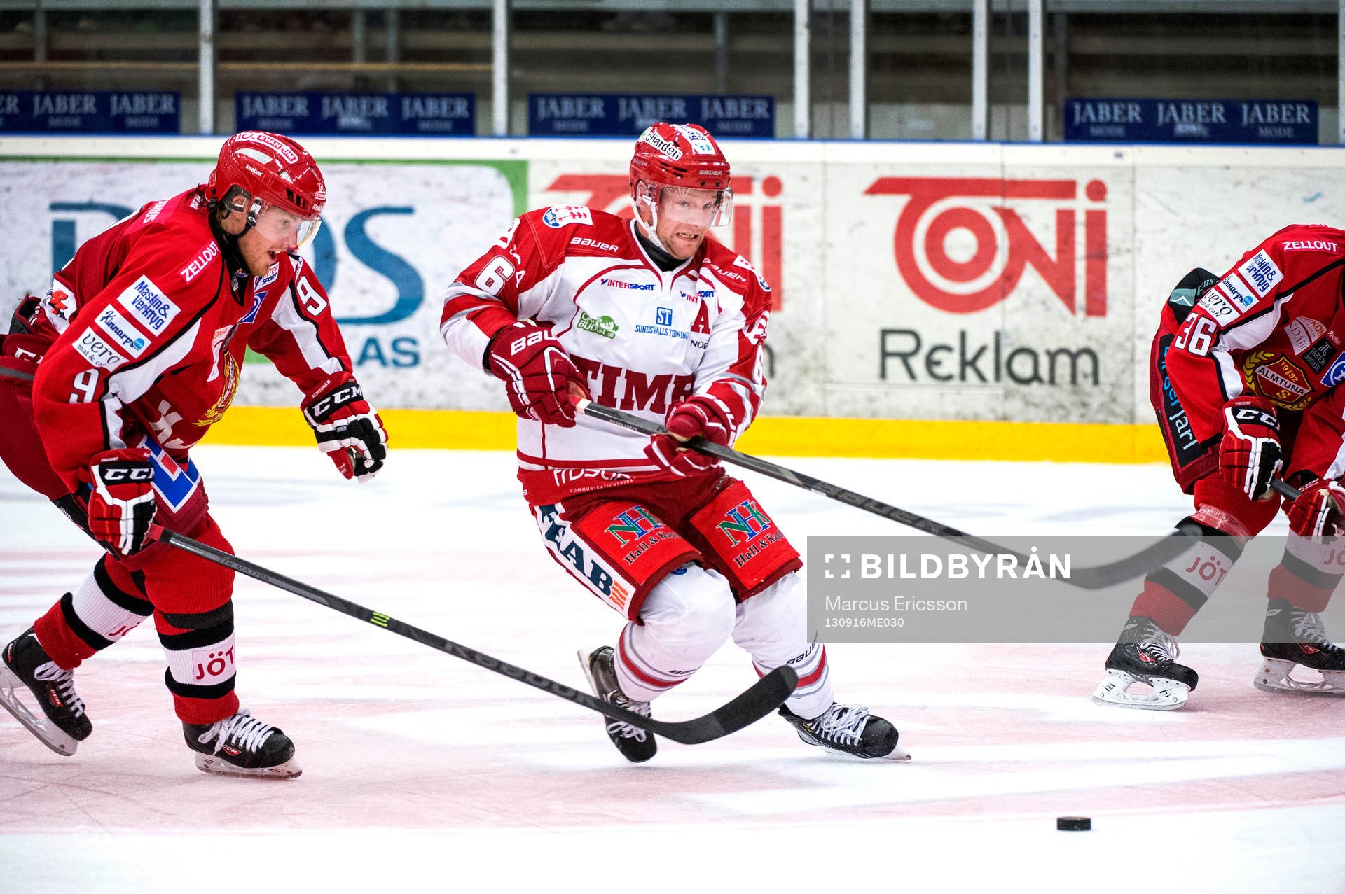 Almtunas Emil Sandin och Timrås Robin Persson