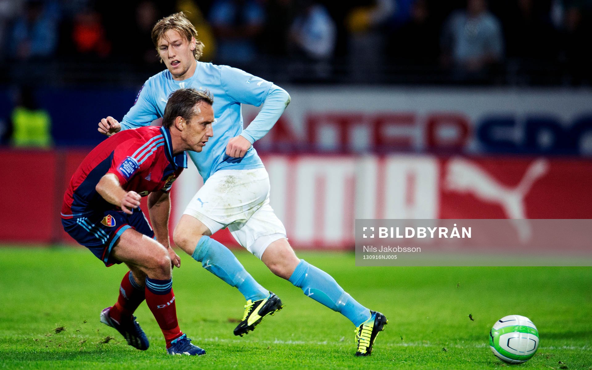 Malmös Emil Forsberg slår en boll förbi Djurgårdens
