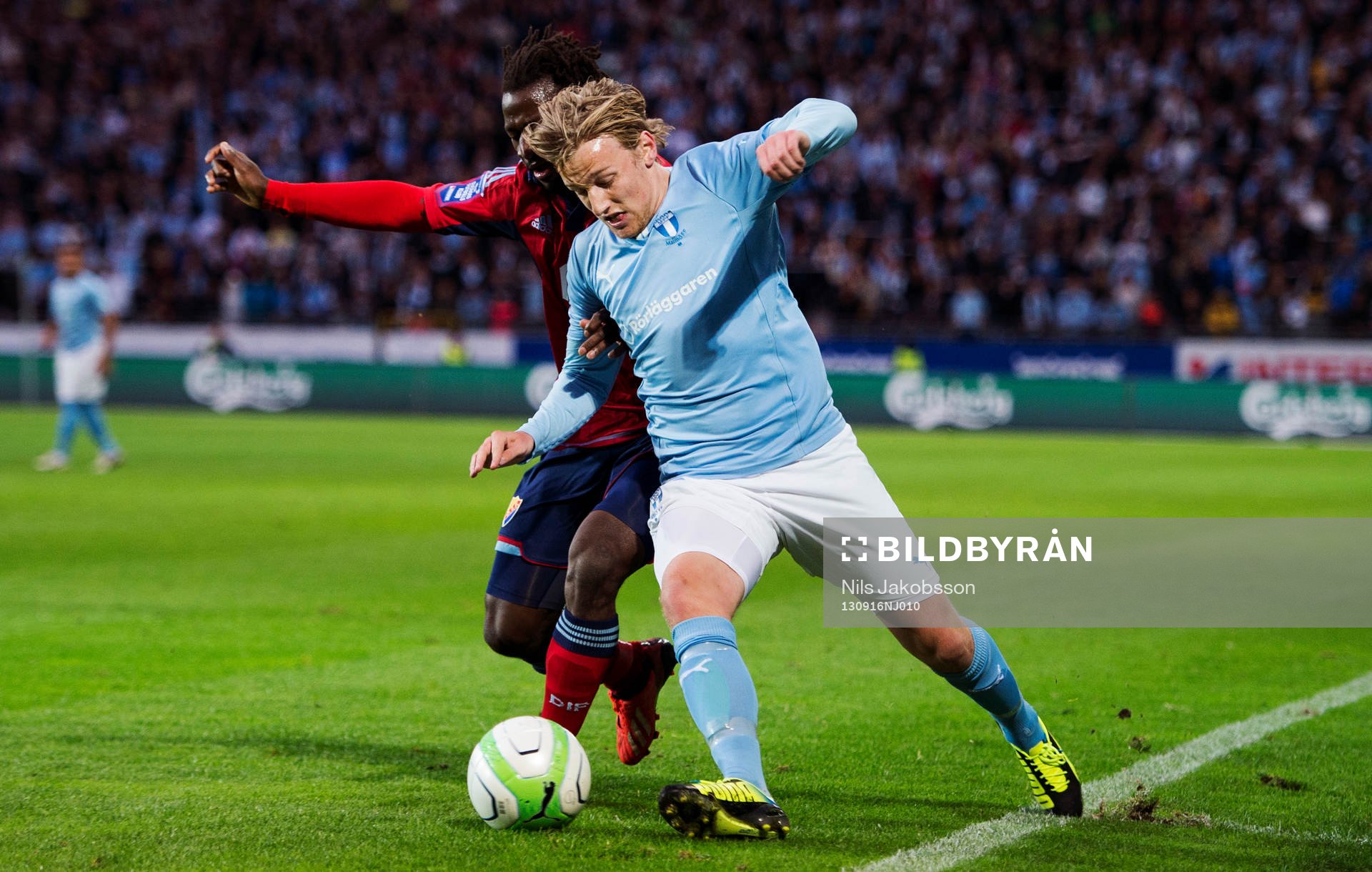 Malmös Emil Forsberg tar sig förbi Djurgårdens Amadou