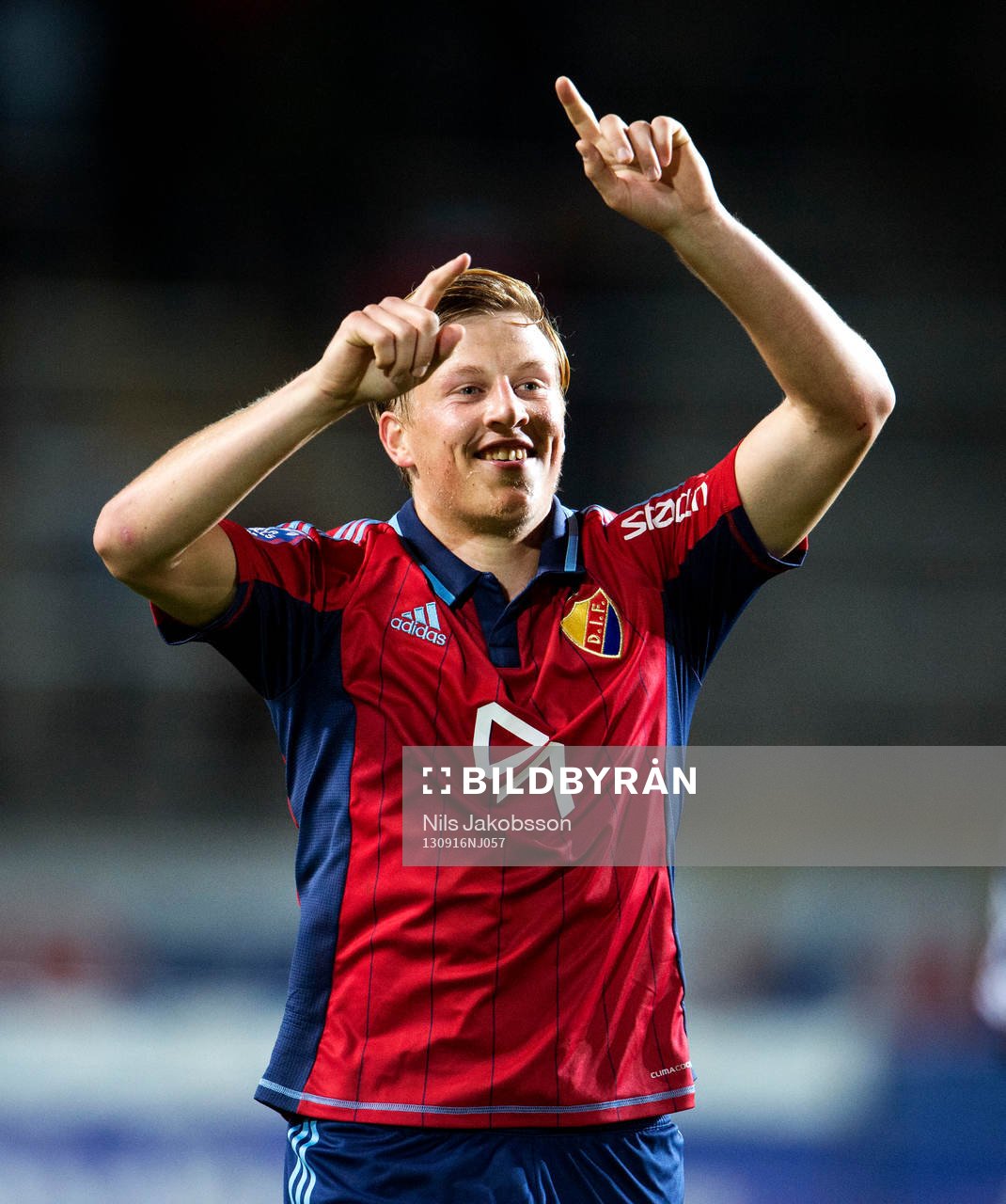 Djurgårdens Emil Bergström sjunger och dansar