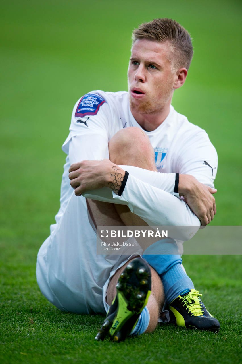 Malmös Pontus Jansson, stretchar innan fotbollsmatchen i