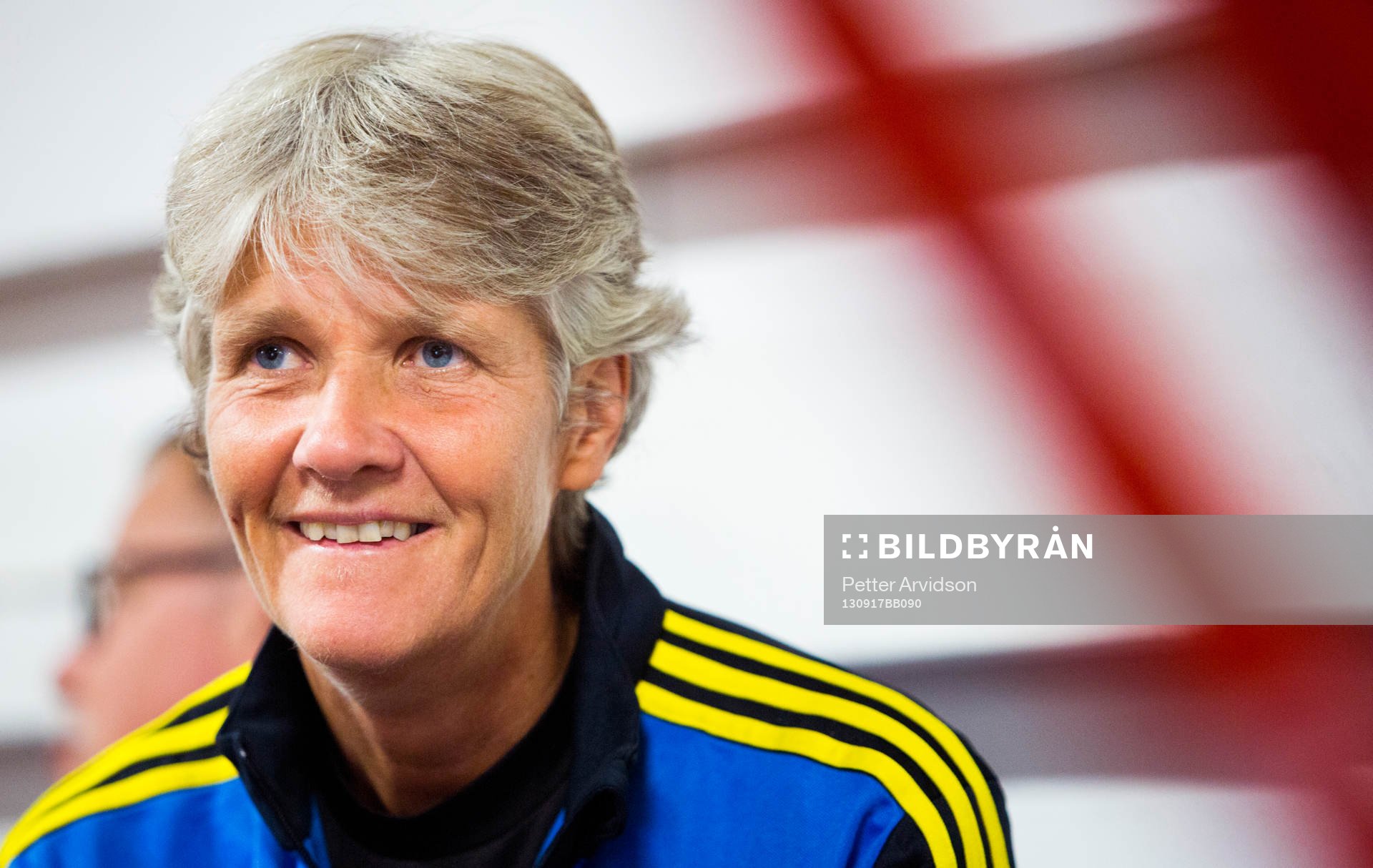 Förbundskapten Pia Sundhage i mixed zone